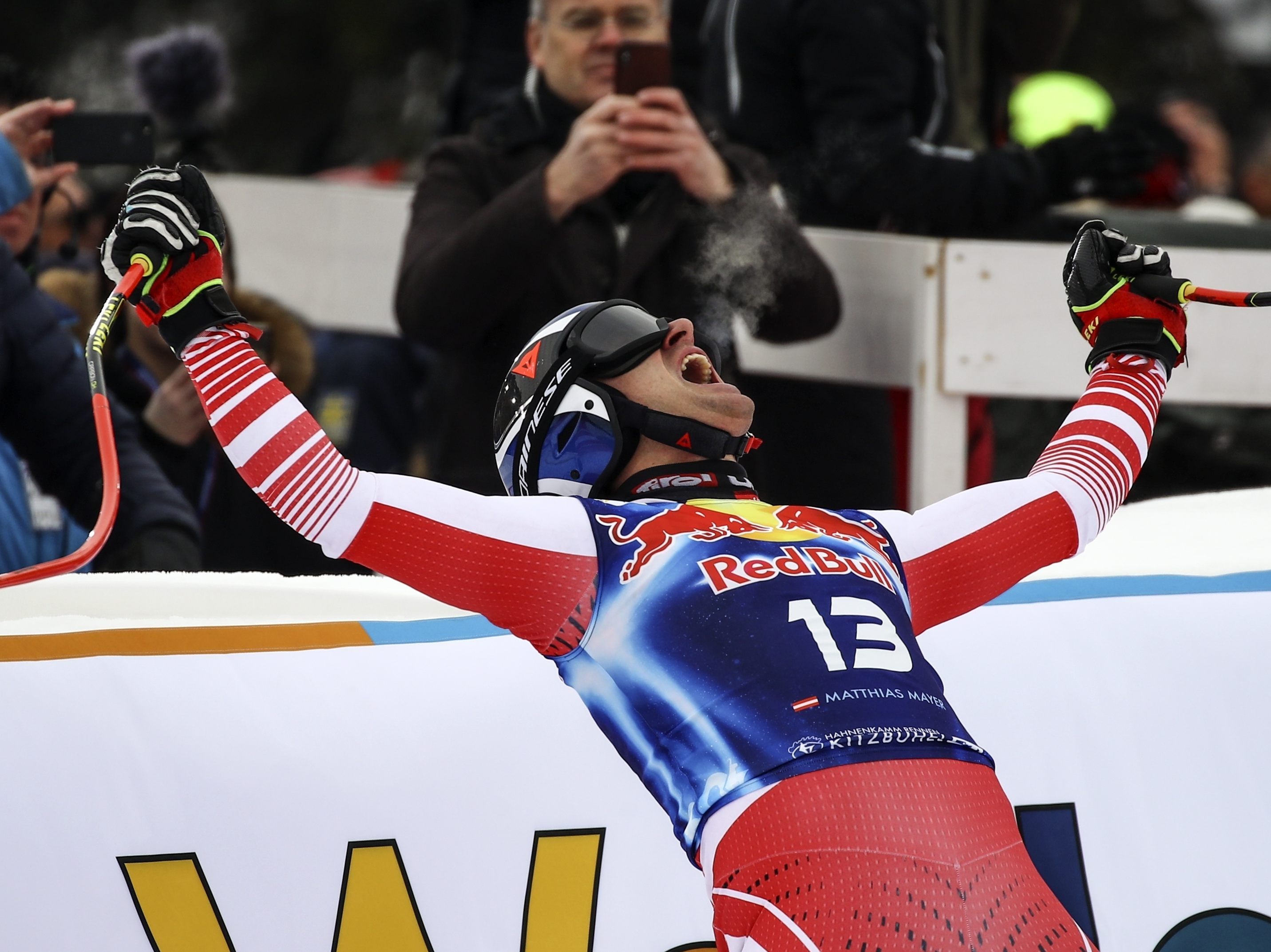 Matthias Mayer freut sich über seinen Sieg in Kitzbühel.
