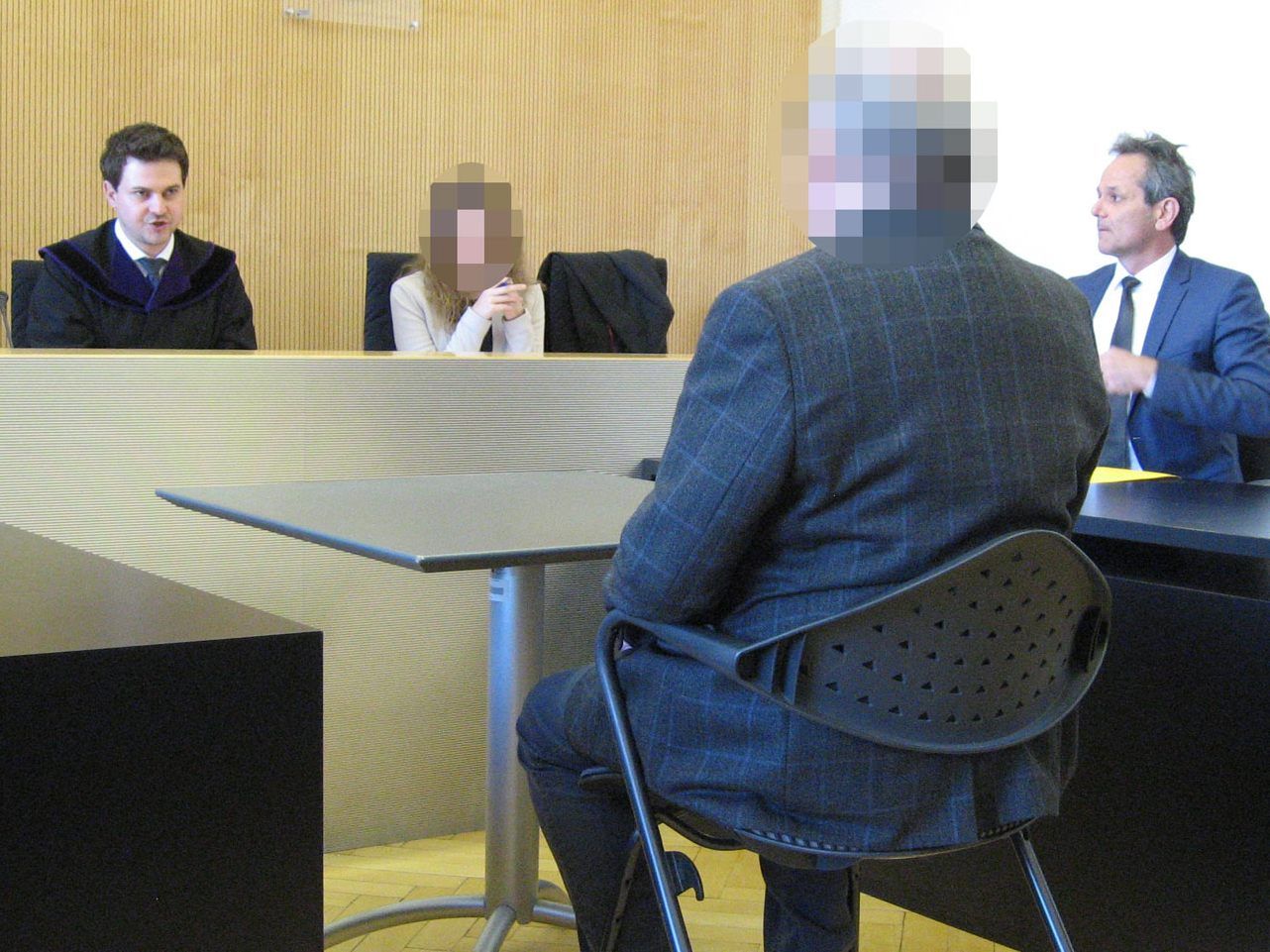 Unfallopfer erlitt schwere Verletzungen an Kopf und Handgelenk.