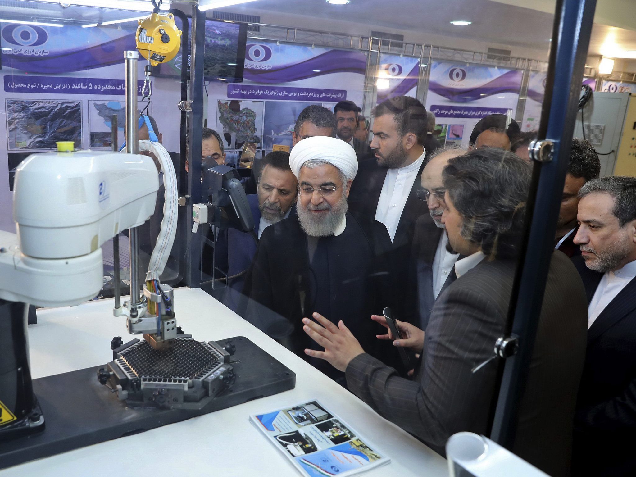 Irans Präsident Hassan Rouhani überzeugt sich von den nuklearen Fortschritten seines Landes
