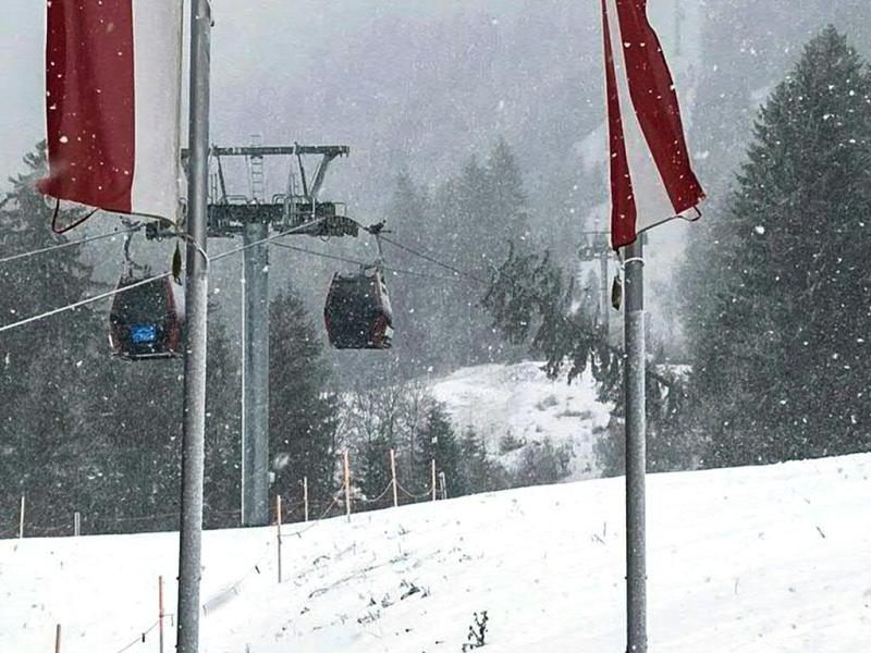 Bergrettung, Feuerwehr und Mitarbeiter der Seilbahn rückten aus, um die Skifahrer zu bergen