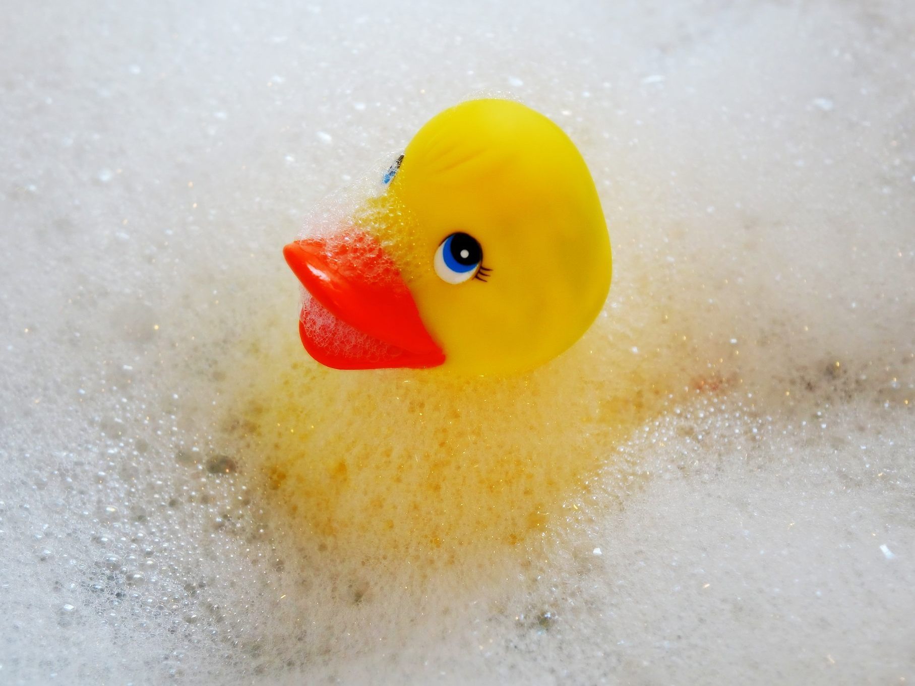 Kinder lieben unter anderem schäumendes Wasser, teilweise sind Produkte dieser Art jedoch sehr bedenklich.