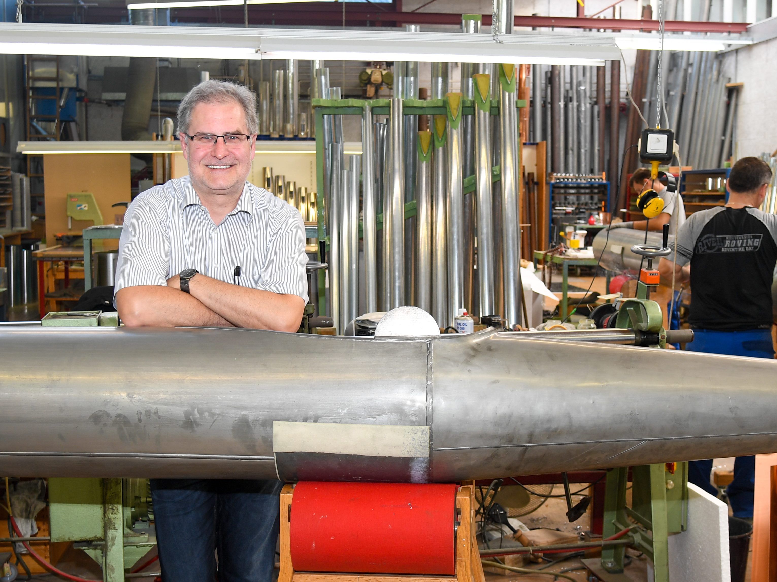 Wendelin Eberle von Rieger Orgelbau ist für die Restaurierung der "Riesenorgel" verantwortlich.