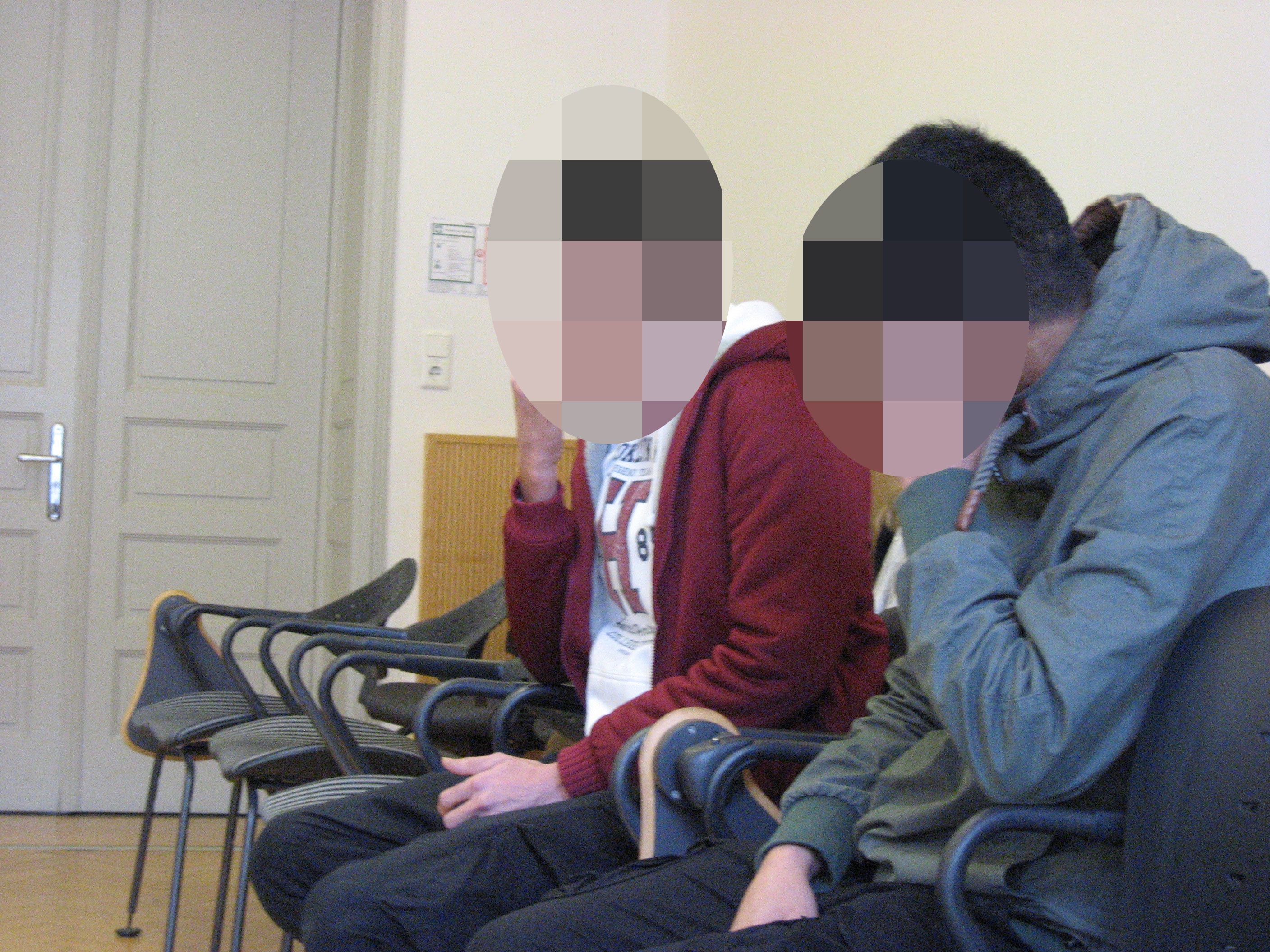 Die drei jungen Männer stehen vor Gericht.