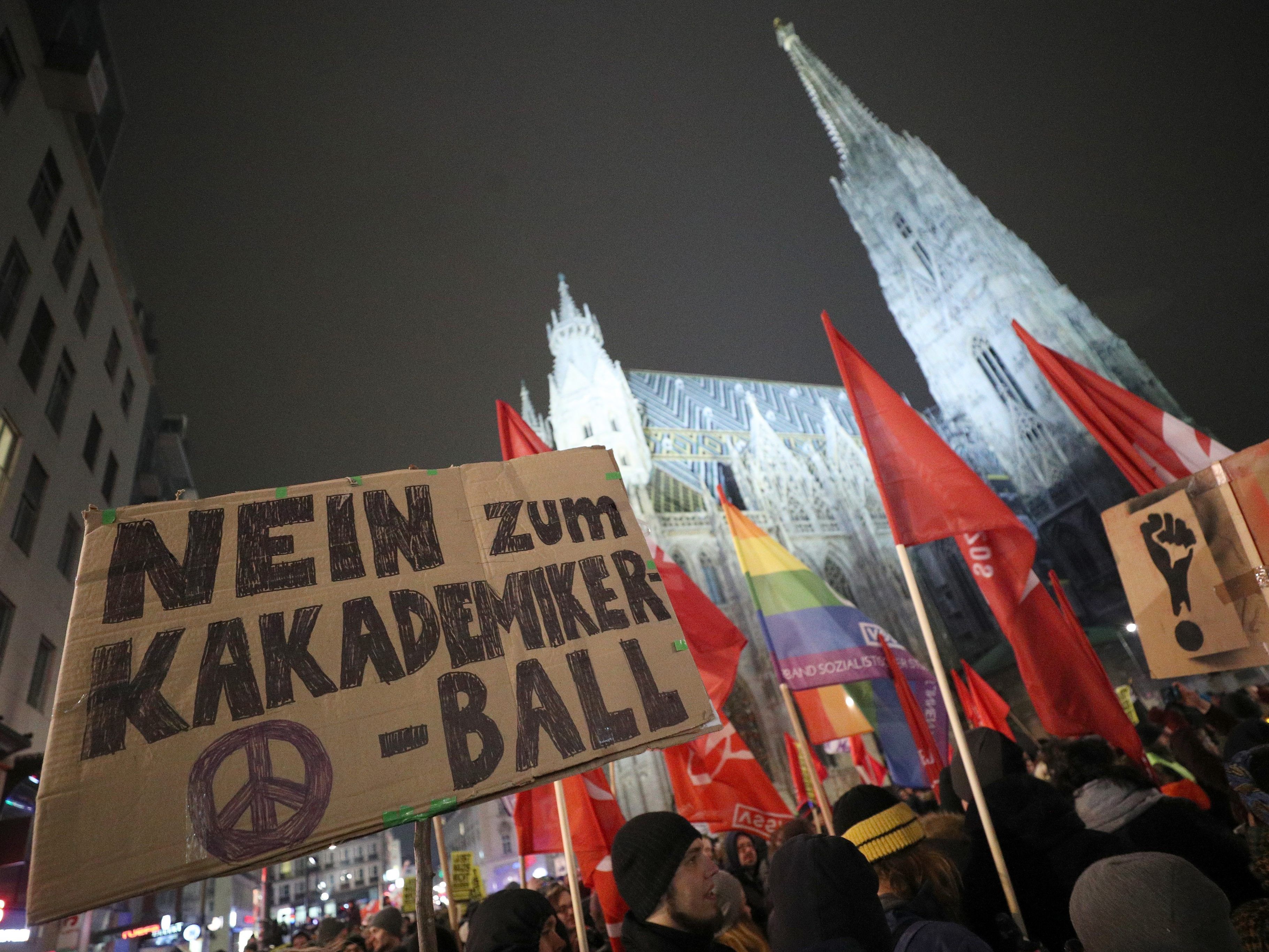 Wir berichten live vom Wiener Akademikerball 2020 und den Demos in Wien.