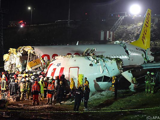 Das Flugzeug brach in mehrere Teile