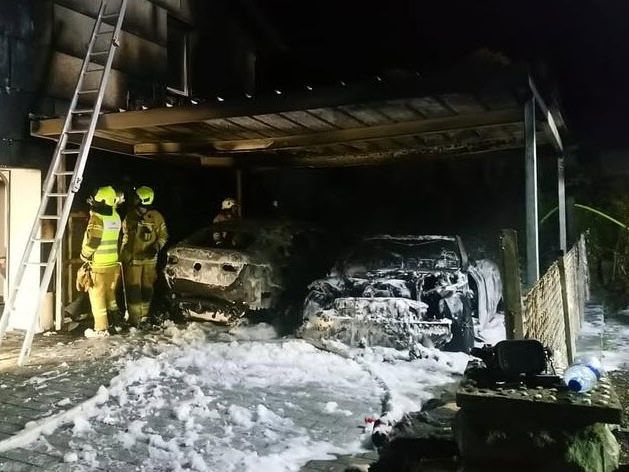 Das Haus konnte die Feuerwehr retten, die Autos nicht mehr