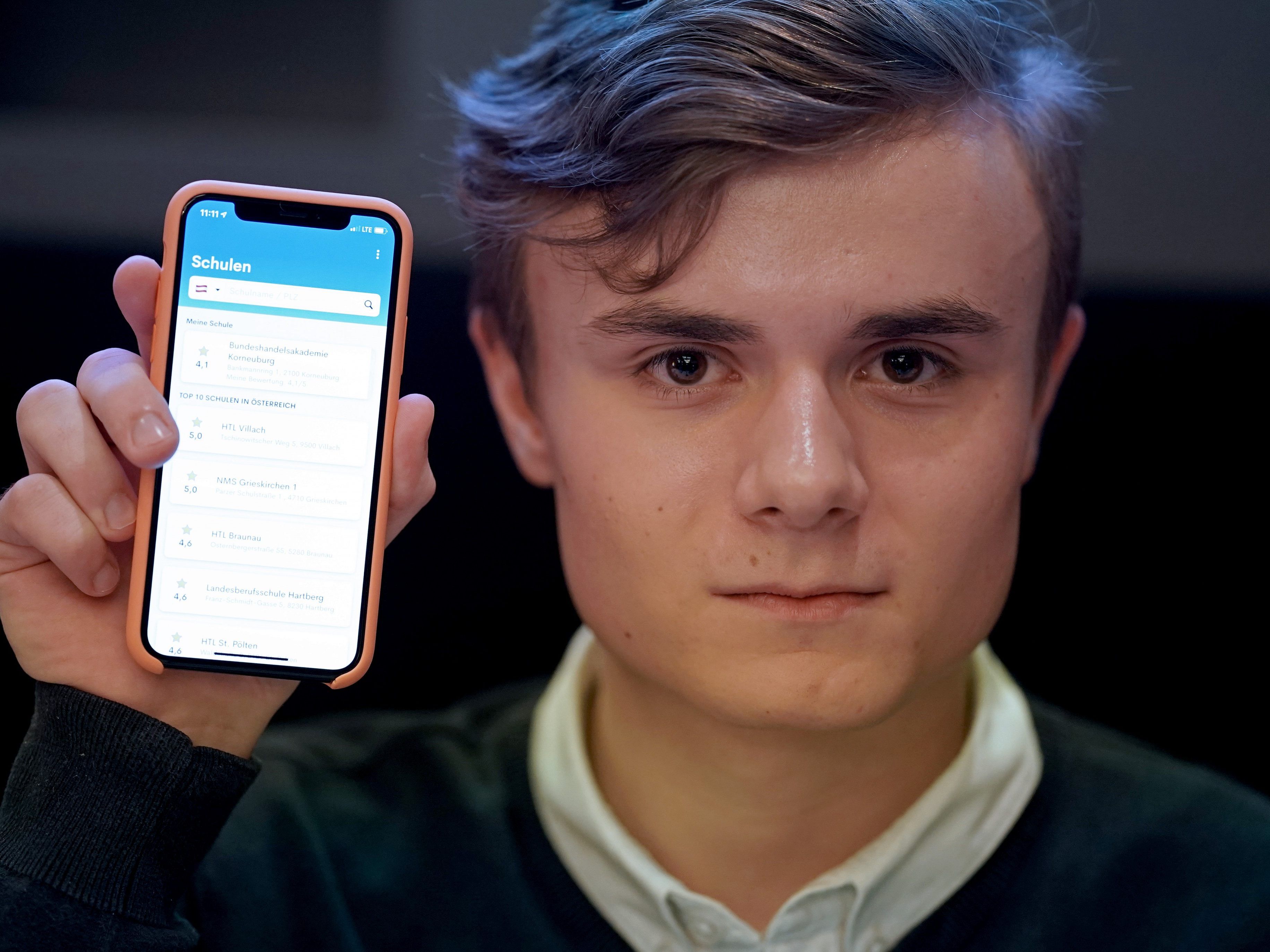Benjamin Hadrigan zeigt Handy Lehrer-Bewertungs-App "Lernsieg".