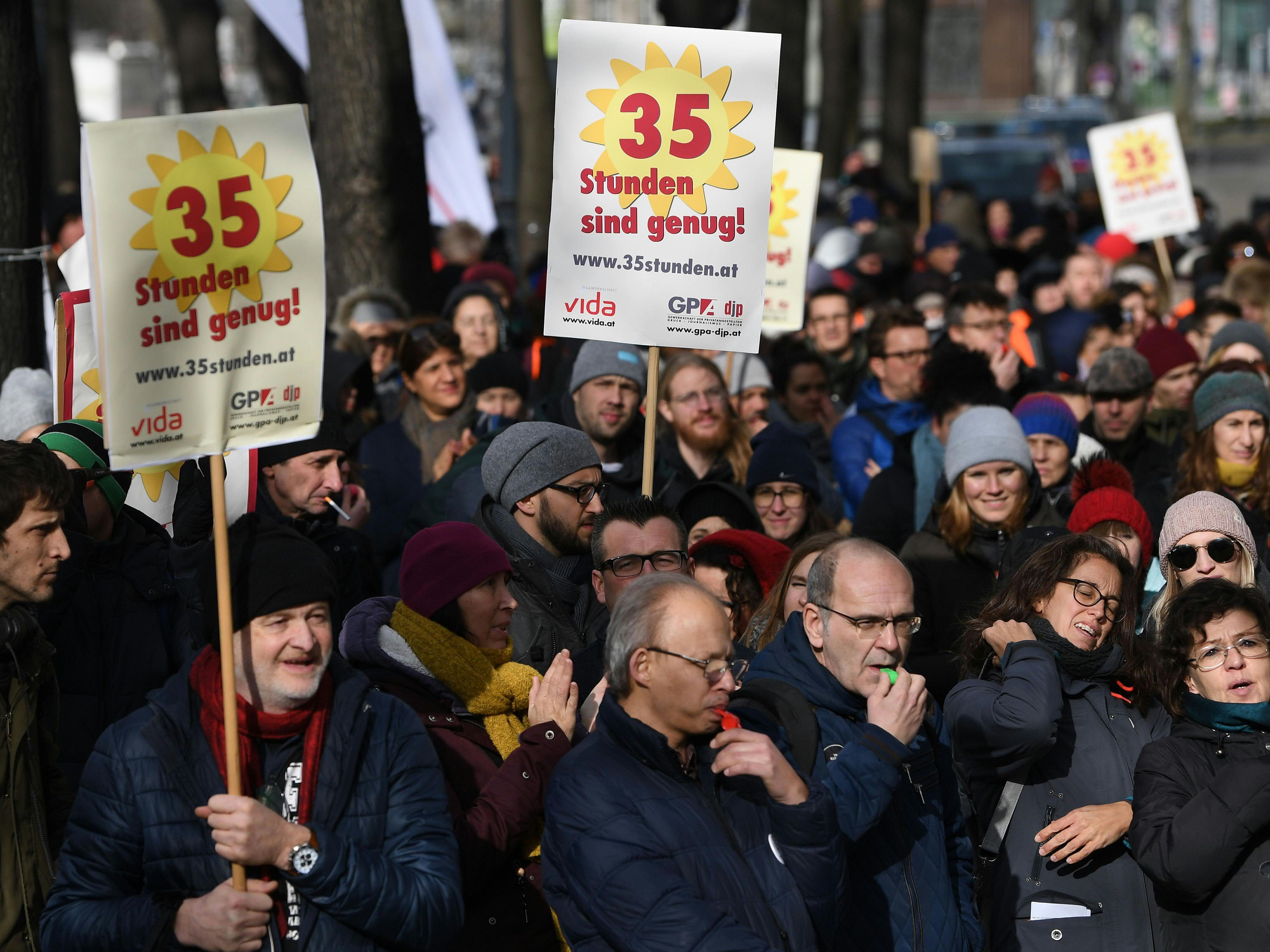 Die Einführung einer 35-Stunden-Woche wird gefordert.