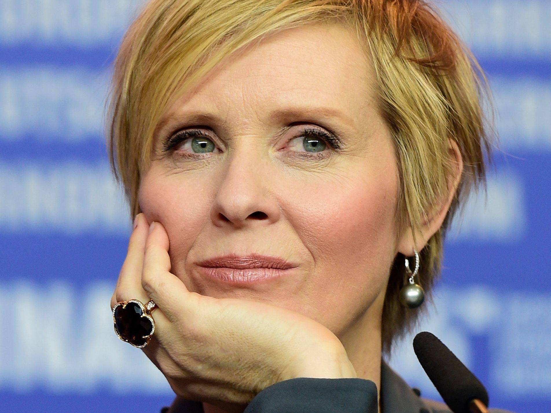 Schauspielerin Cynthia Nixon zitiert im Video das Gedicht "Be A Lady They Said".
