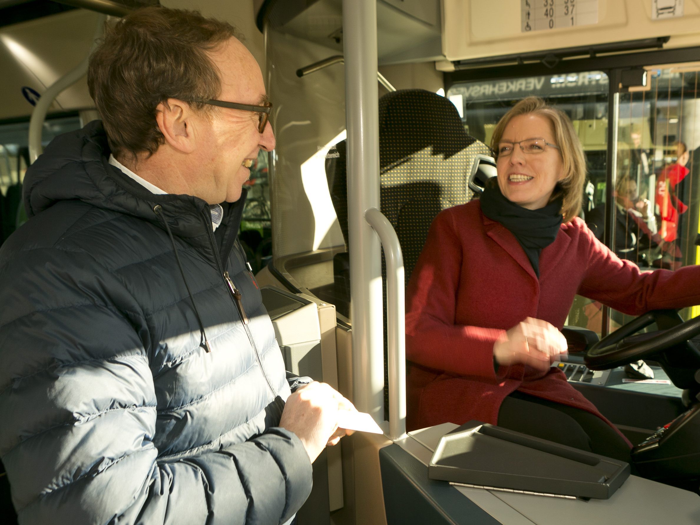 LR Johannes Rauch und BM Leonore Gewessler nehmen einen der neuen E-Busse in Augenschein.
