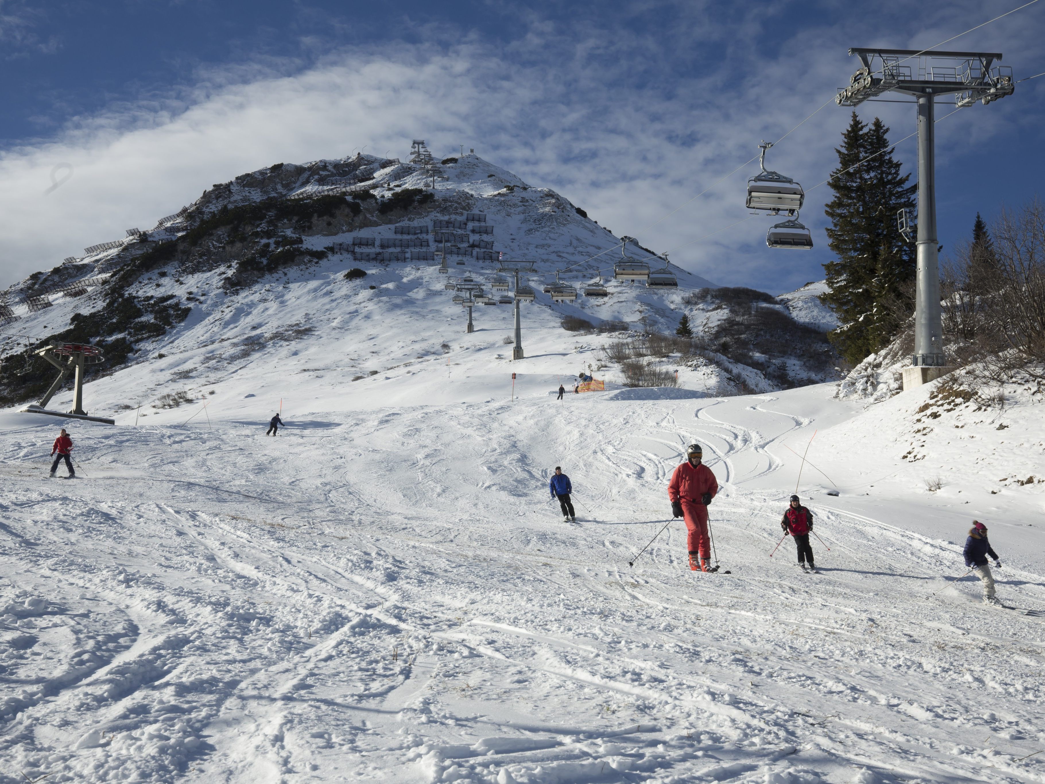Zwei Skiunfälle ereigneten sich am Samstagmittag in Lech.