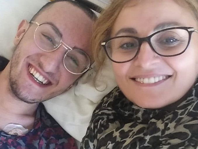 Furkans Mutter Rabiye lebt eigentlich in der Türkei. Sie besuchte Furkan gerade, als er seine Diagnose bekam – und blieb von da an an seiner Seite.