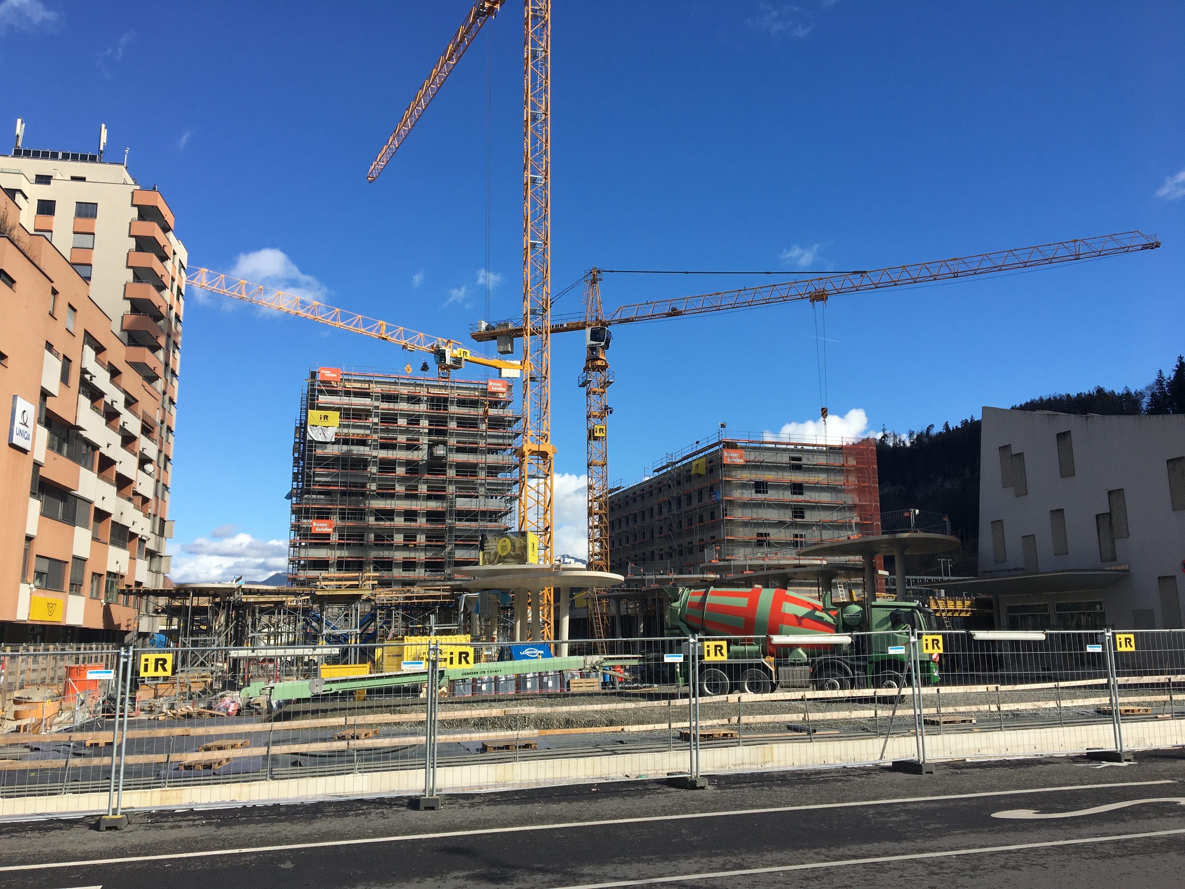Bahnhofcity mit zwei der Neubauten: links eines der Wohn- und Geschäftshäuser, rechts das künftige Hotel und Geschäftshaus.