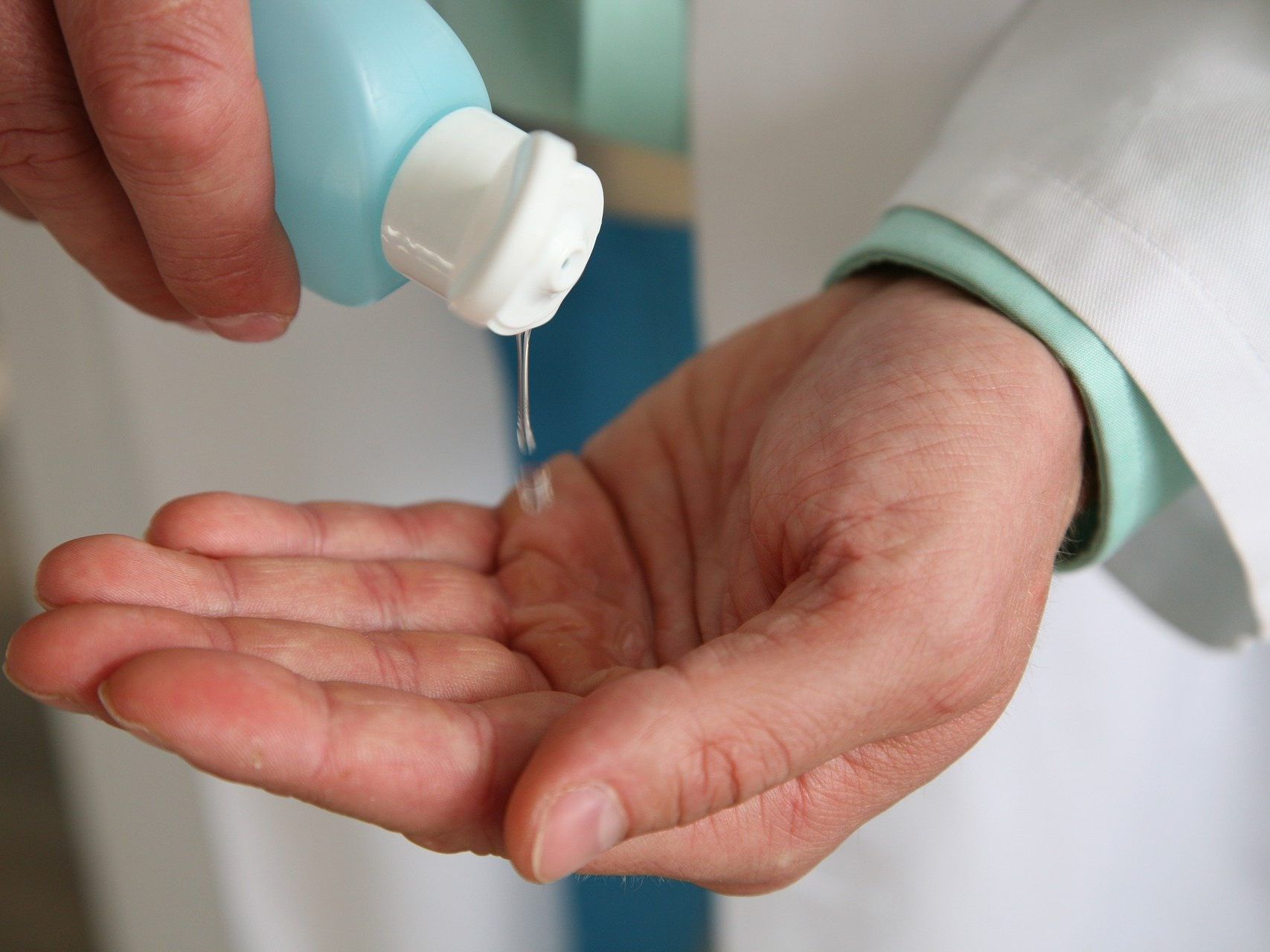 Heimische Apotheken fertigen Desinfektionsmittel nun selbst an.