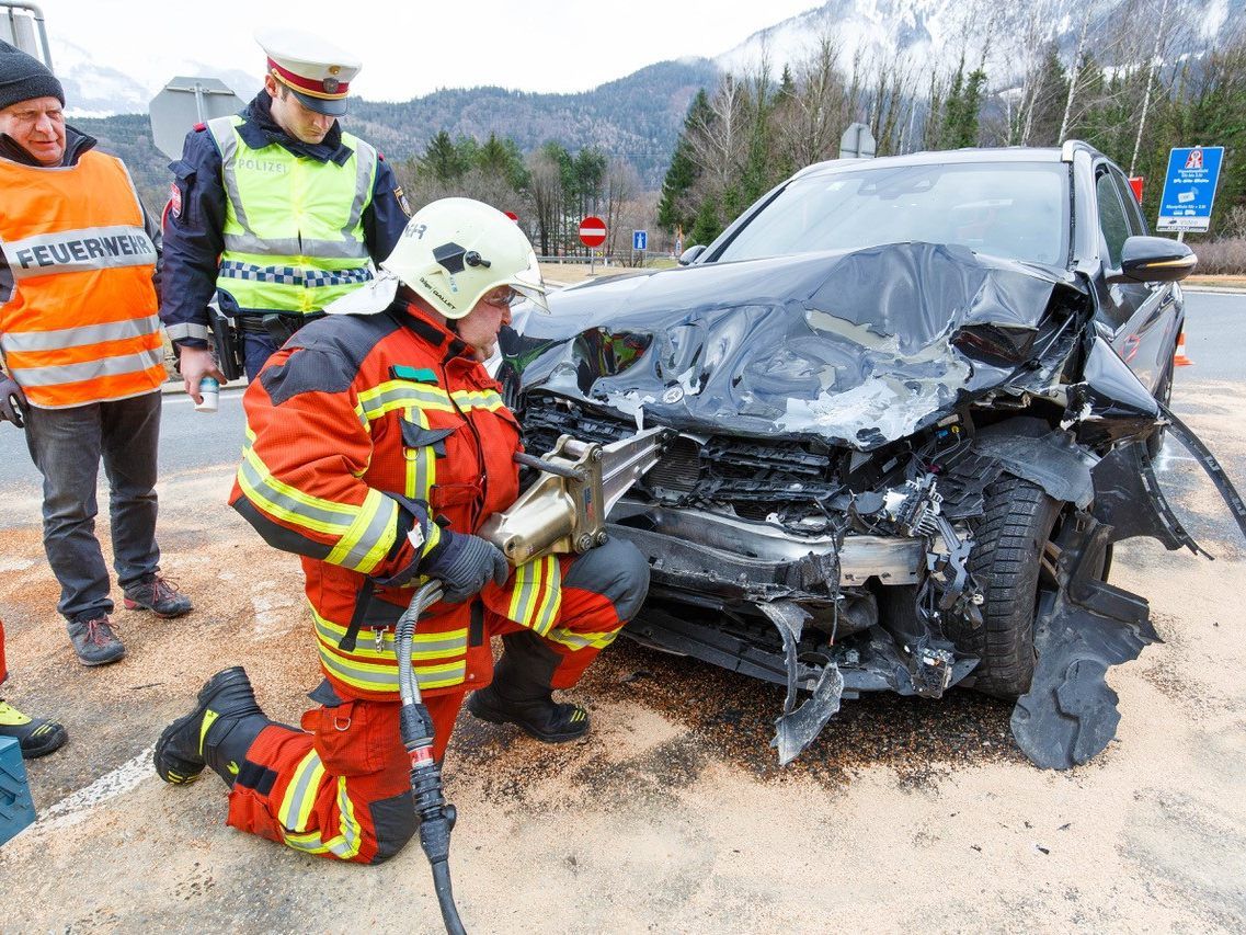 Unfall in Nüziders - drei Fahrzeuge involviert.