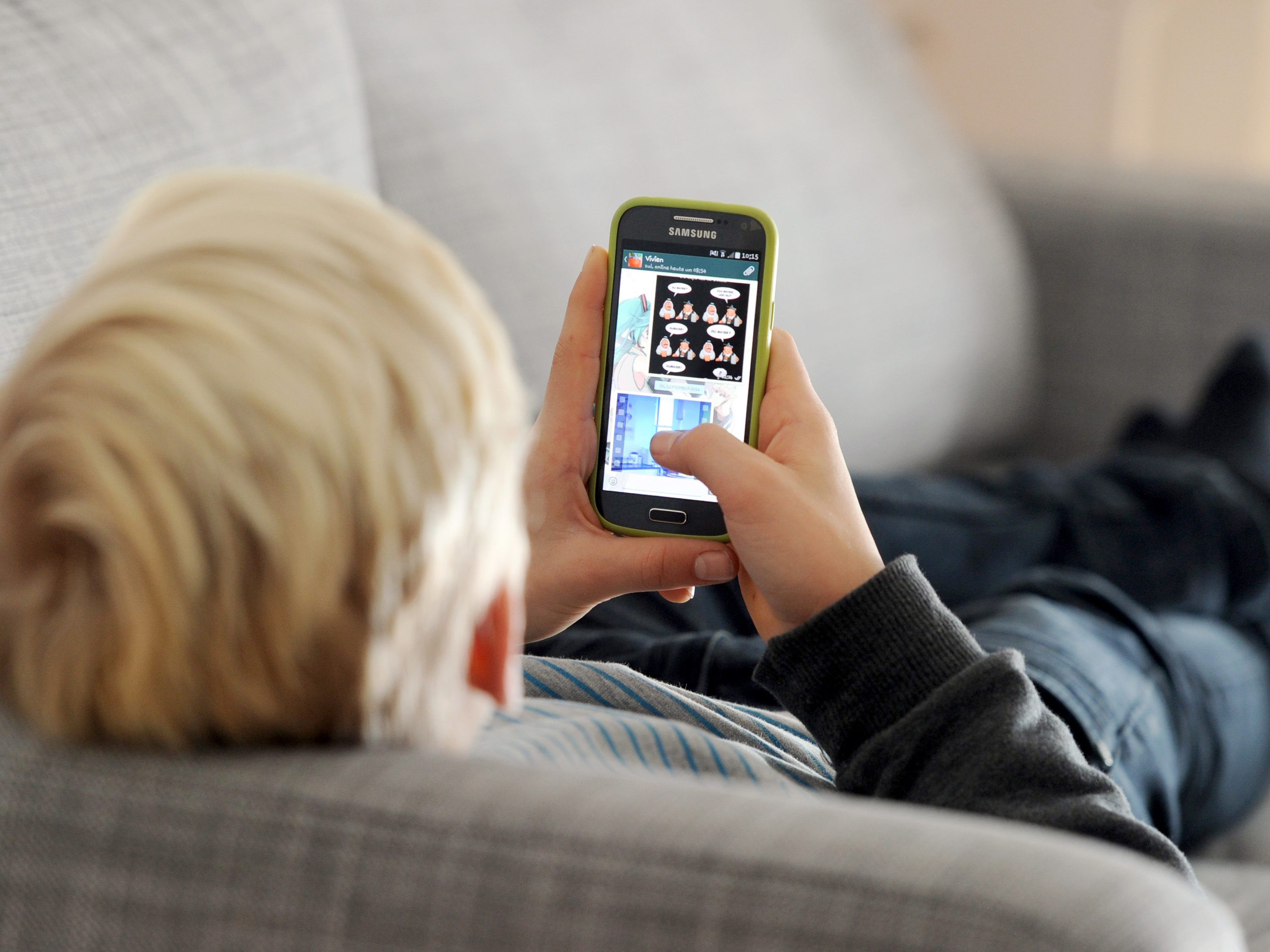 Der Kontakt mit den Kindern muss bei tausenden Eltern derzeit über das Telefon stattfinden.