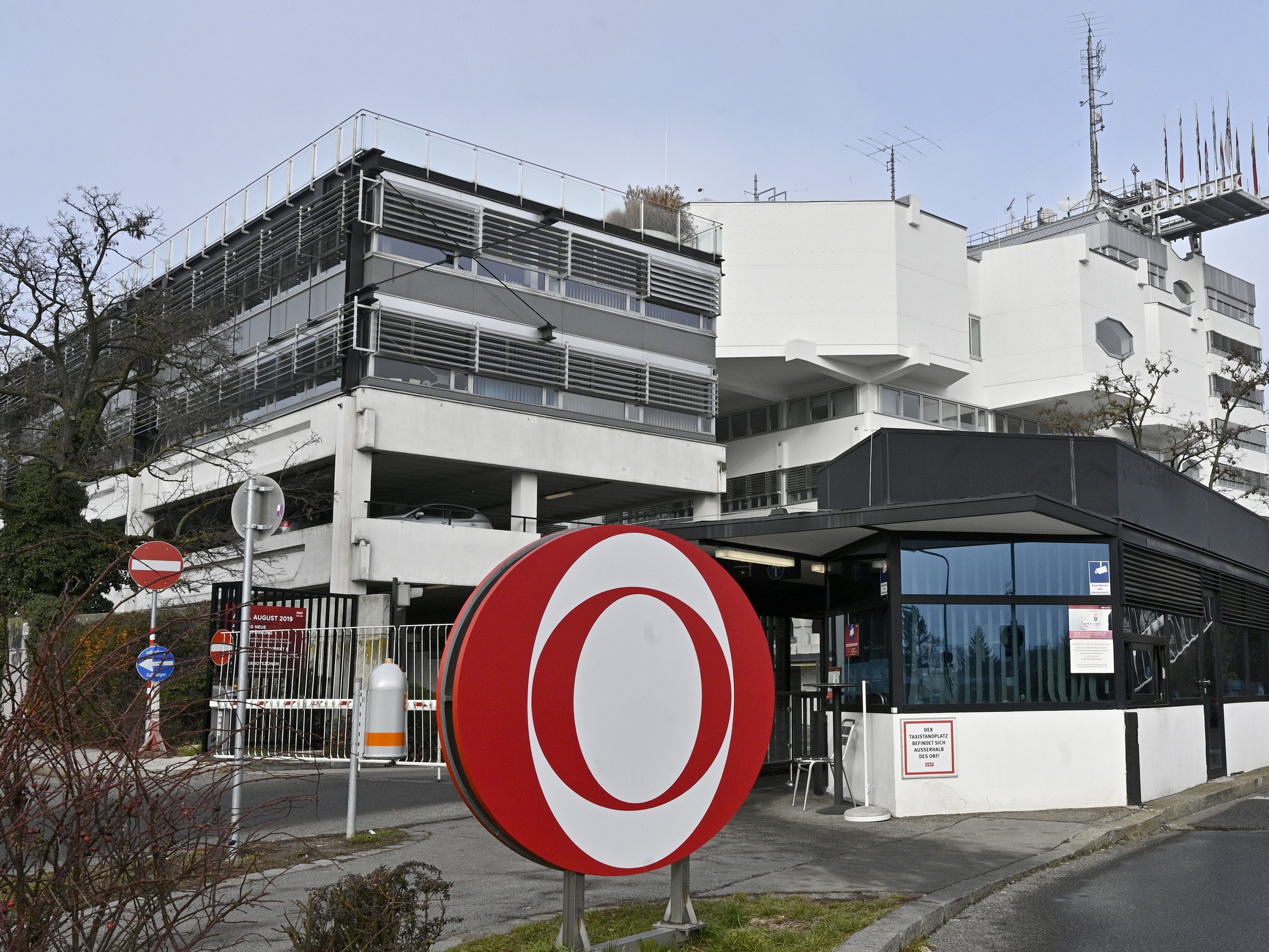 15 Mitarbeiter ziehen freiwillig in gesperrten Bereich im ORF-Zentrum.
