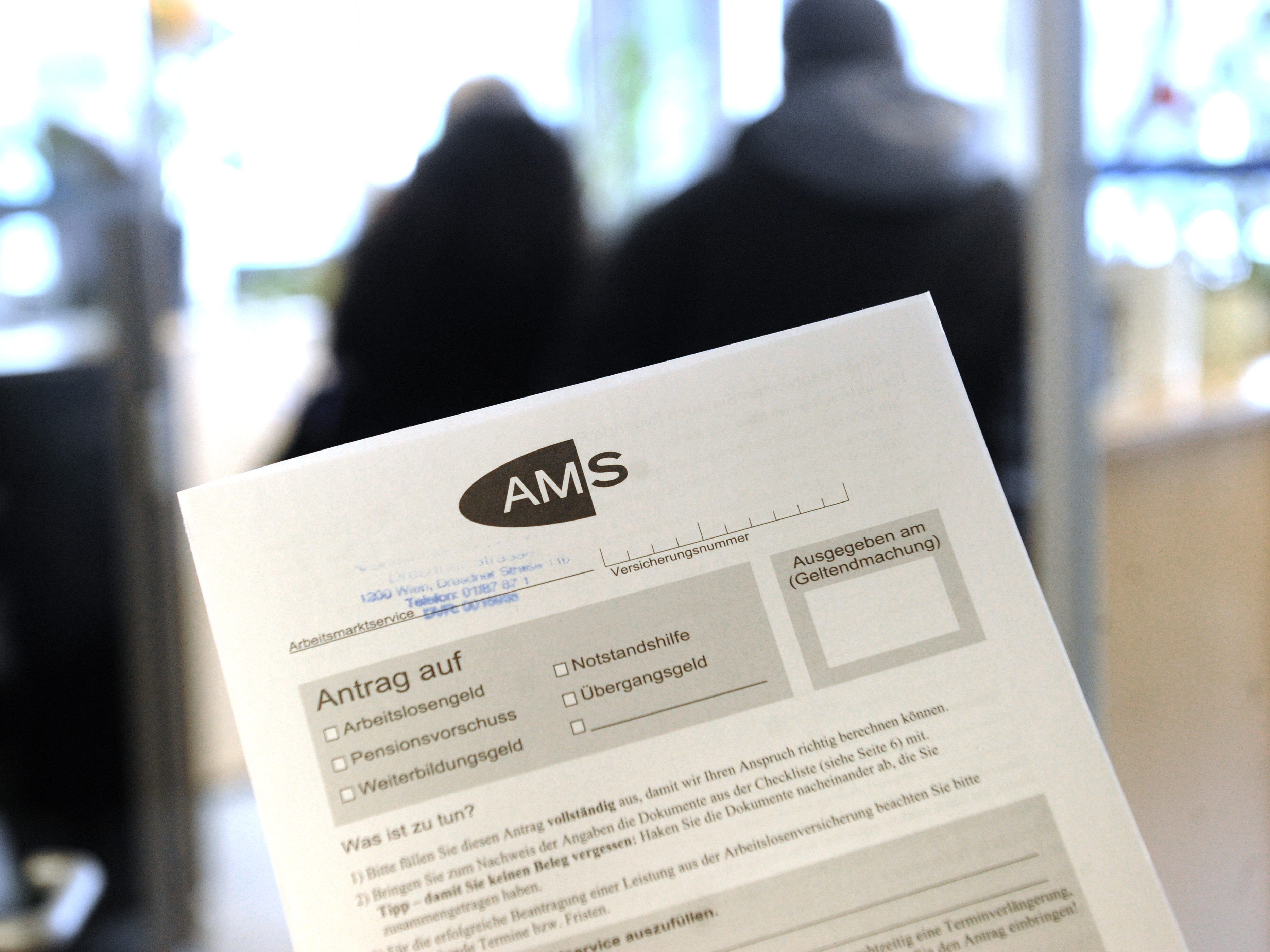 Das AMS werde erstmals auch rückwirkend Arbeitslosenanträge akzeptieren.