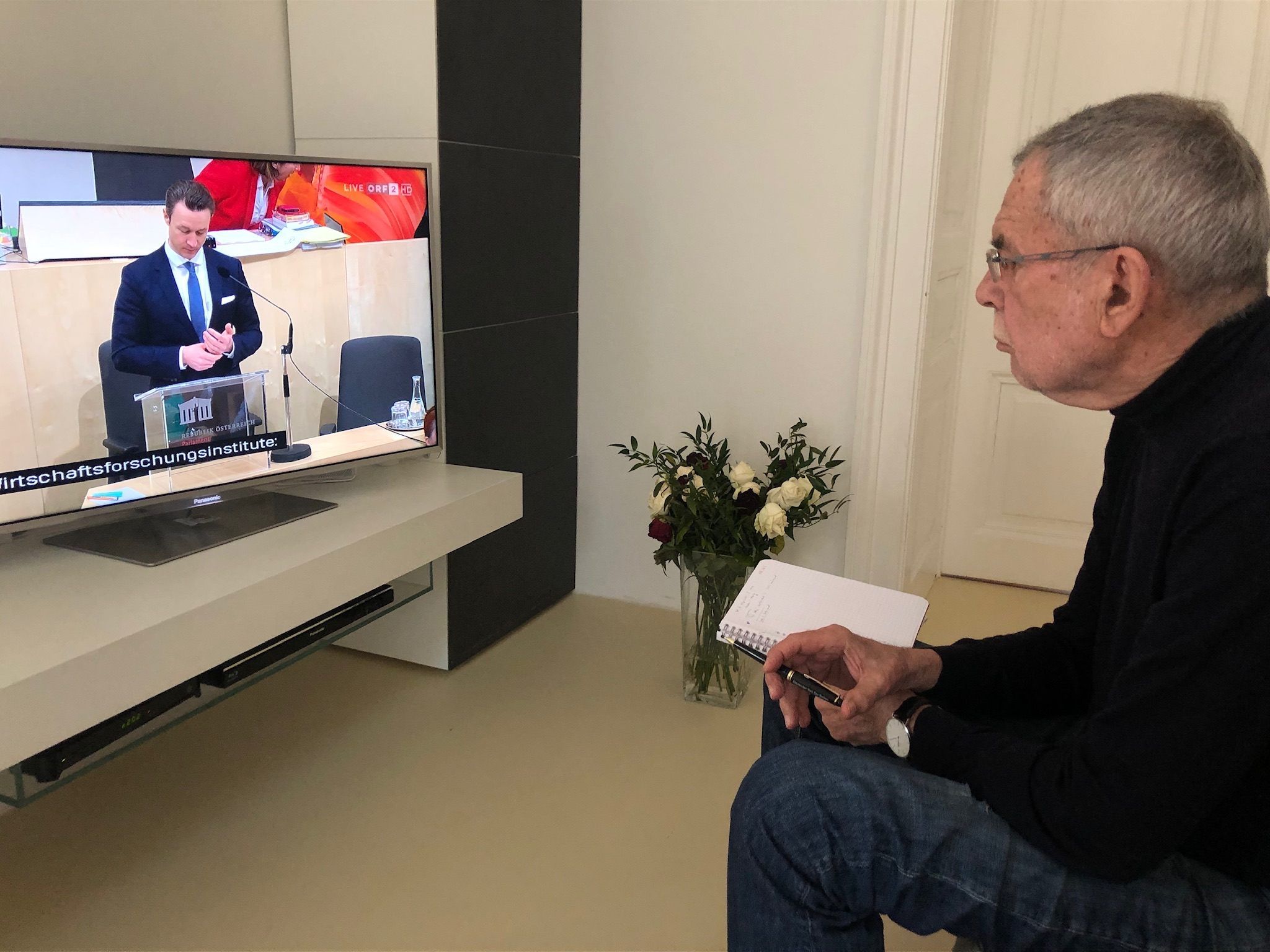 Van der Bellen verfolgte die Budget-Rede von zuhause.