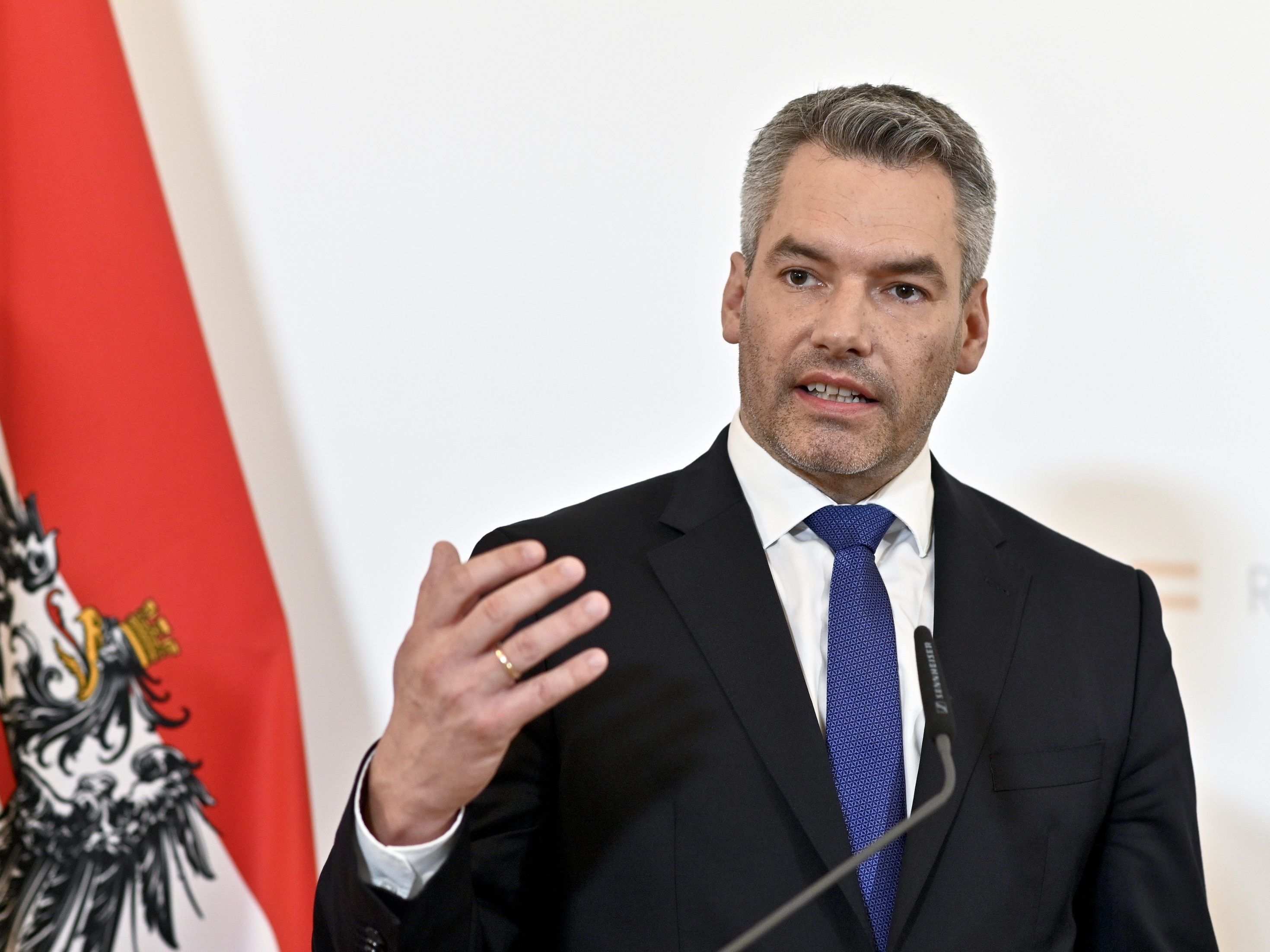 Der Innenminister appelliert an die Bevölkerung, Ruhe zu bewahren.