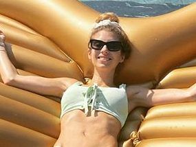 Cathy Hummels zeigt sich bei ihrem Trip freizügig.