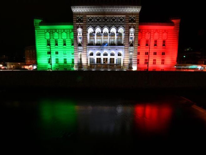 Symbolbild - Sarajevo bekundet Solidarität mit Italien (im Bild - das Rathaus)