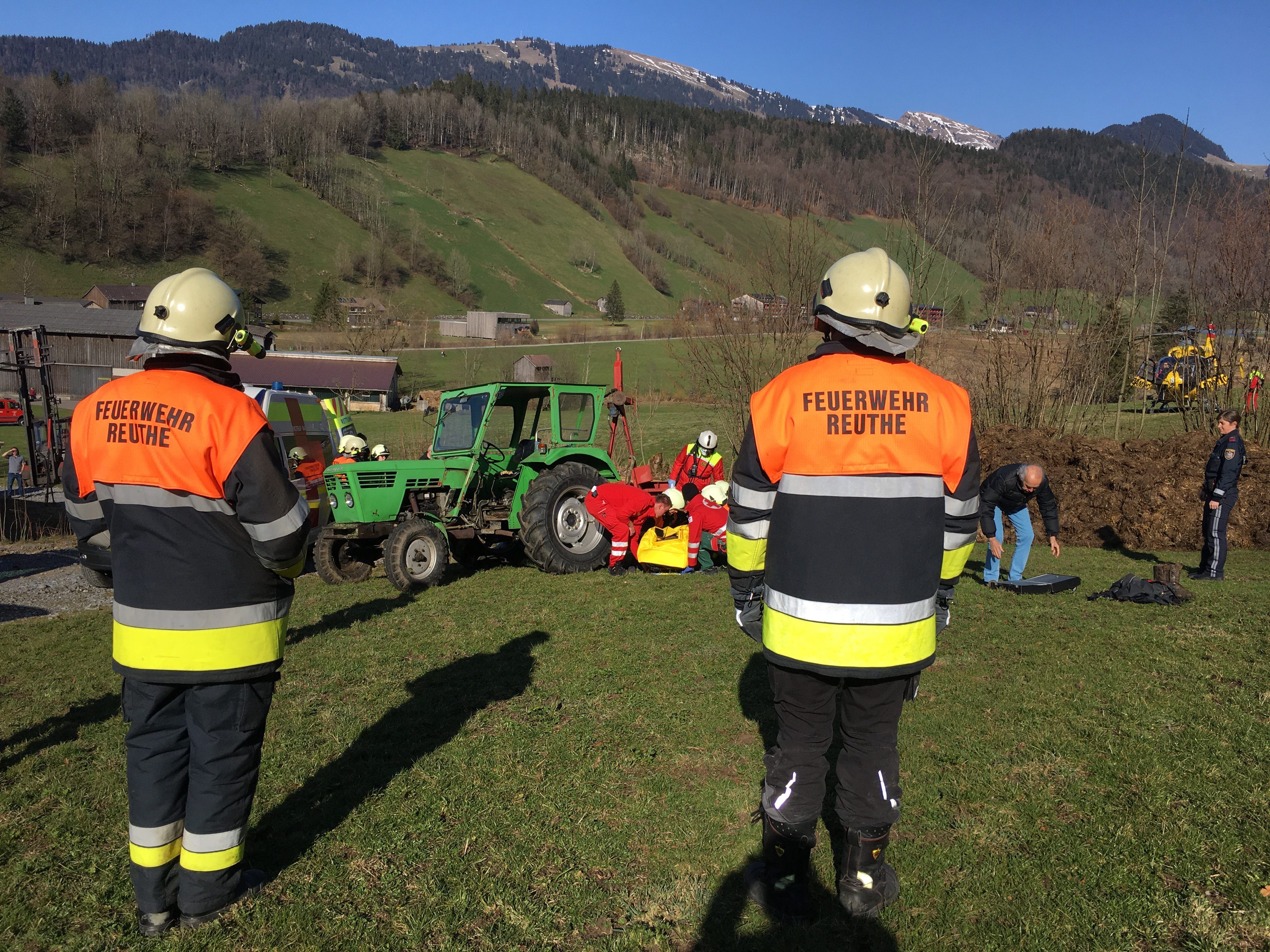 Ein Mann wurde bei einem Traktorunfall in Reuthe verletzt.