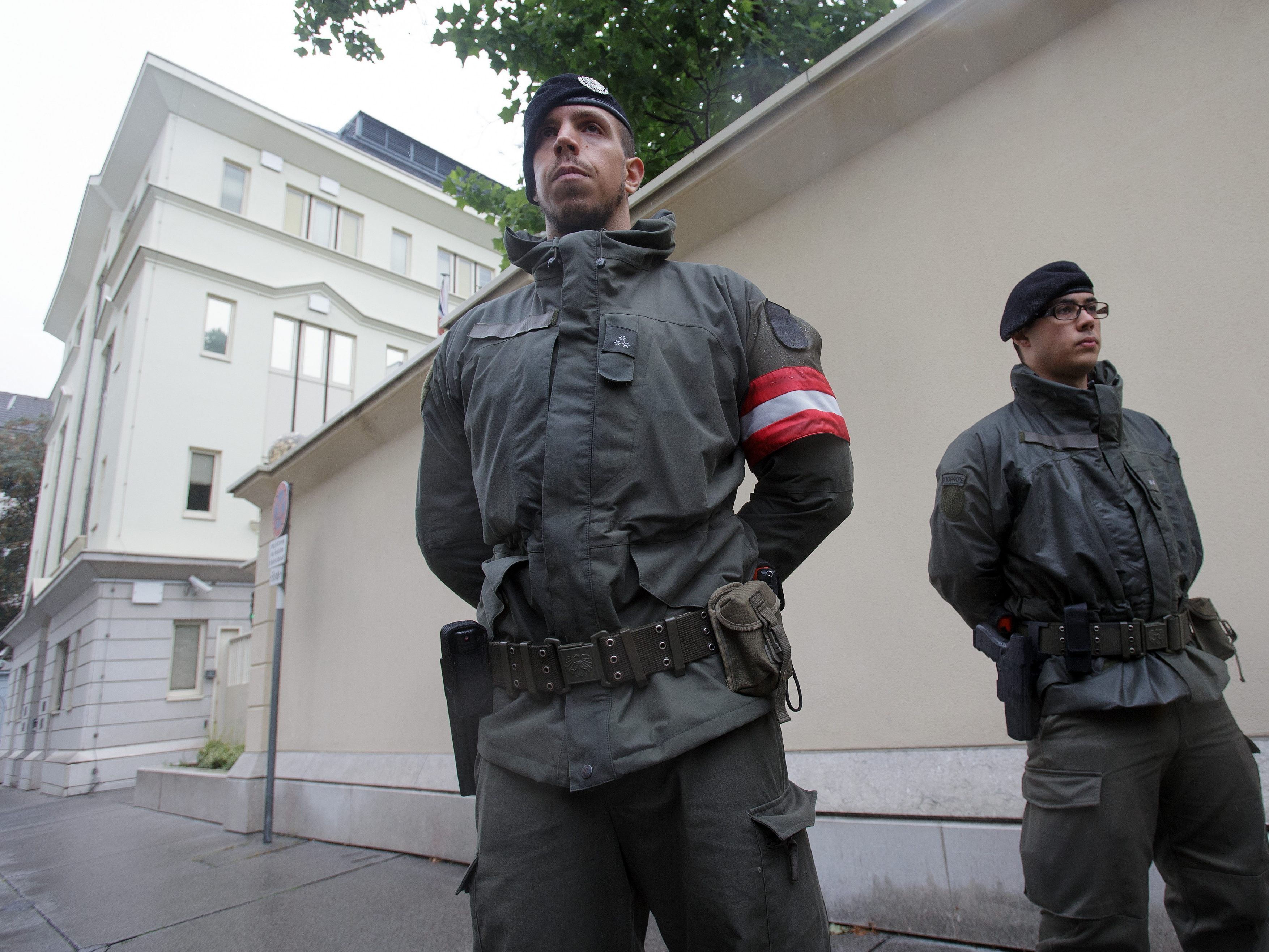 Soldaten des Bundesheeres bewachen wieder Botschaften in Wien.