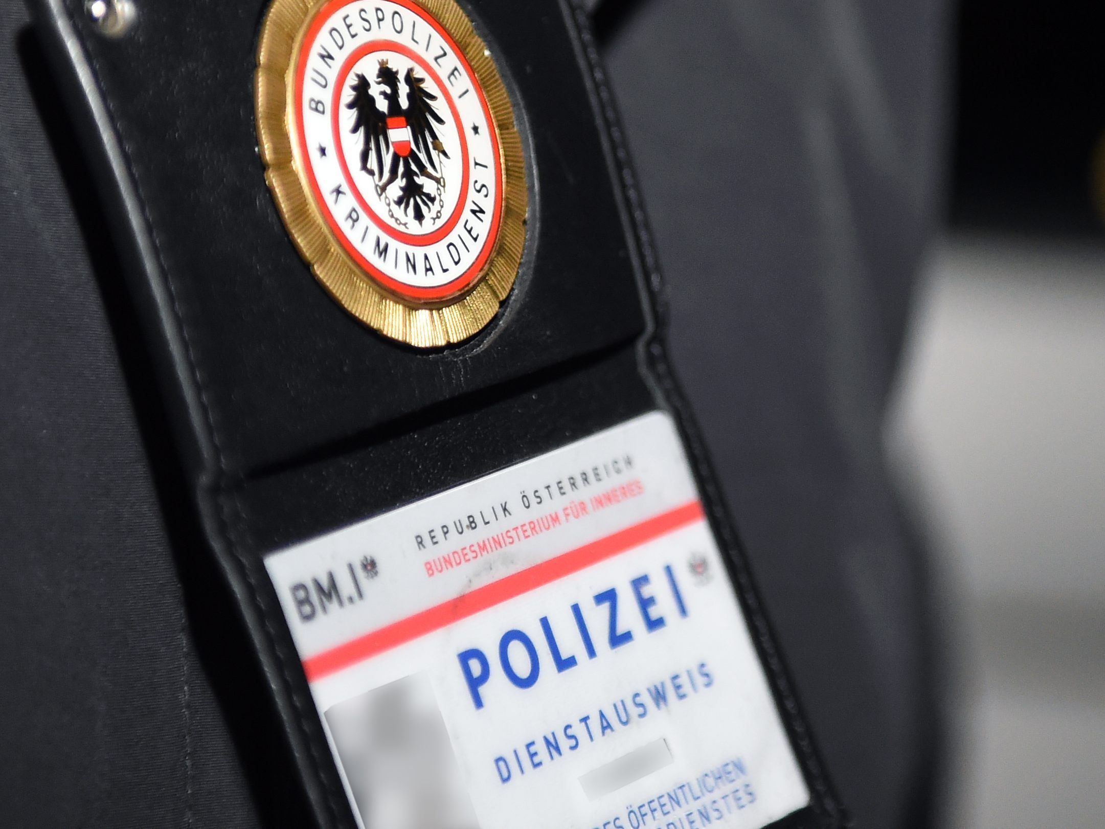 Die Betrüger geben sich meist als falsche Polizisten aus.