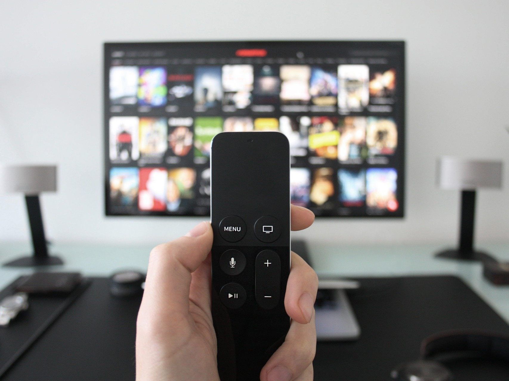 Von jenen, die ihren TV-Konsum gesteigert haben, verbringen 52 Prozent dreieinhalb bis vier zusätzliche Stunden vor der Glotze.
