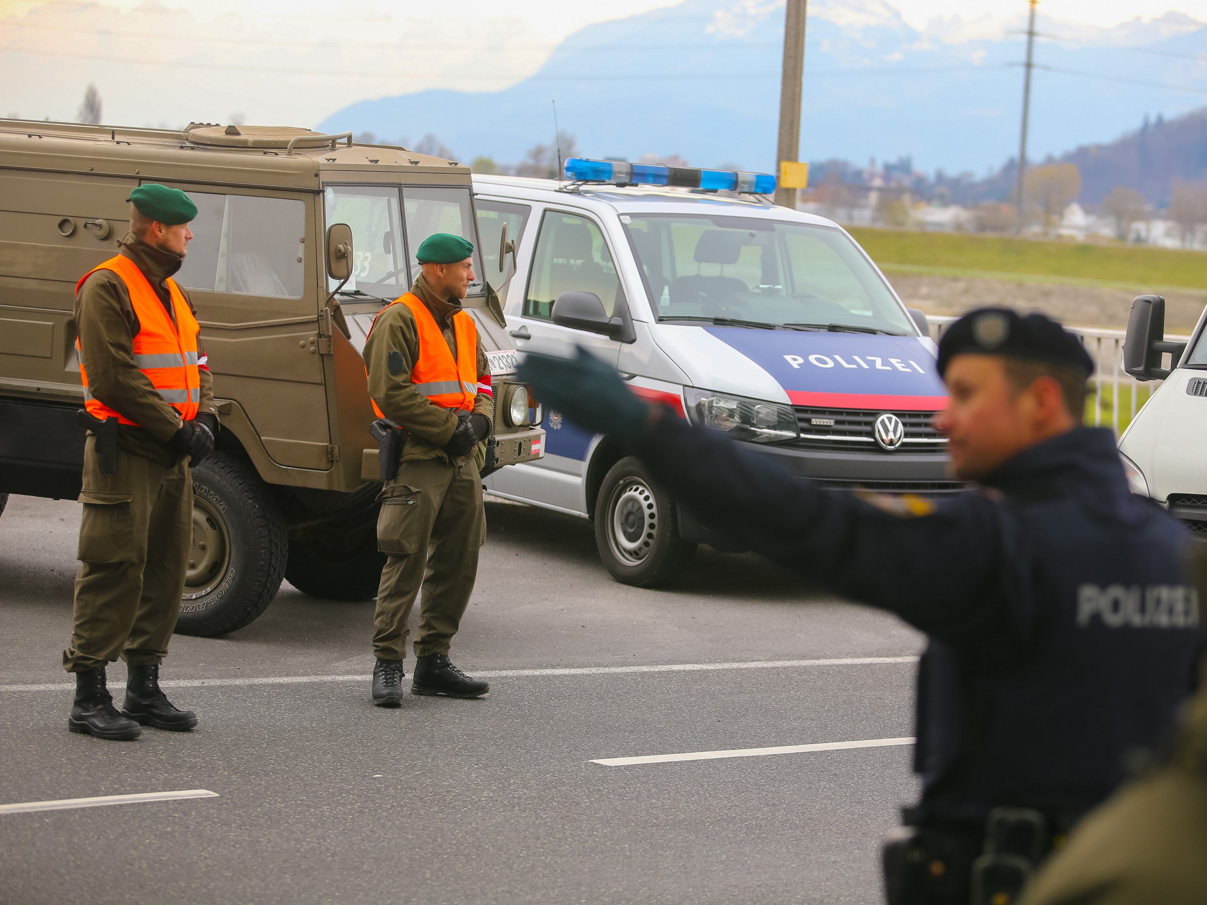 Die Frau fuhr einen Polizisten bei der Kontrolle an und flüchtete danach mit ihrem Auto Richtung Höchst.