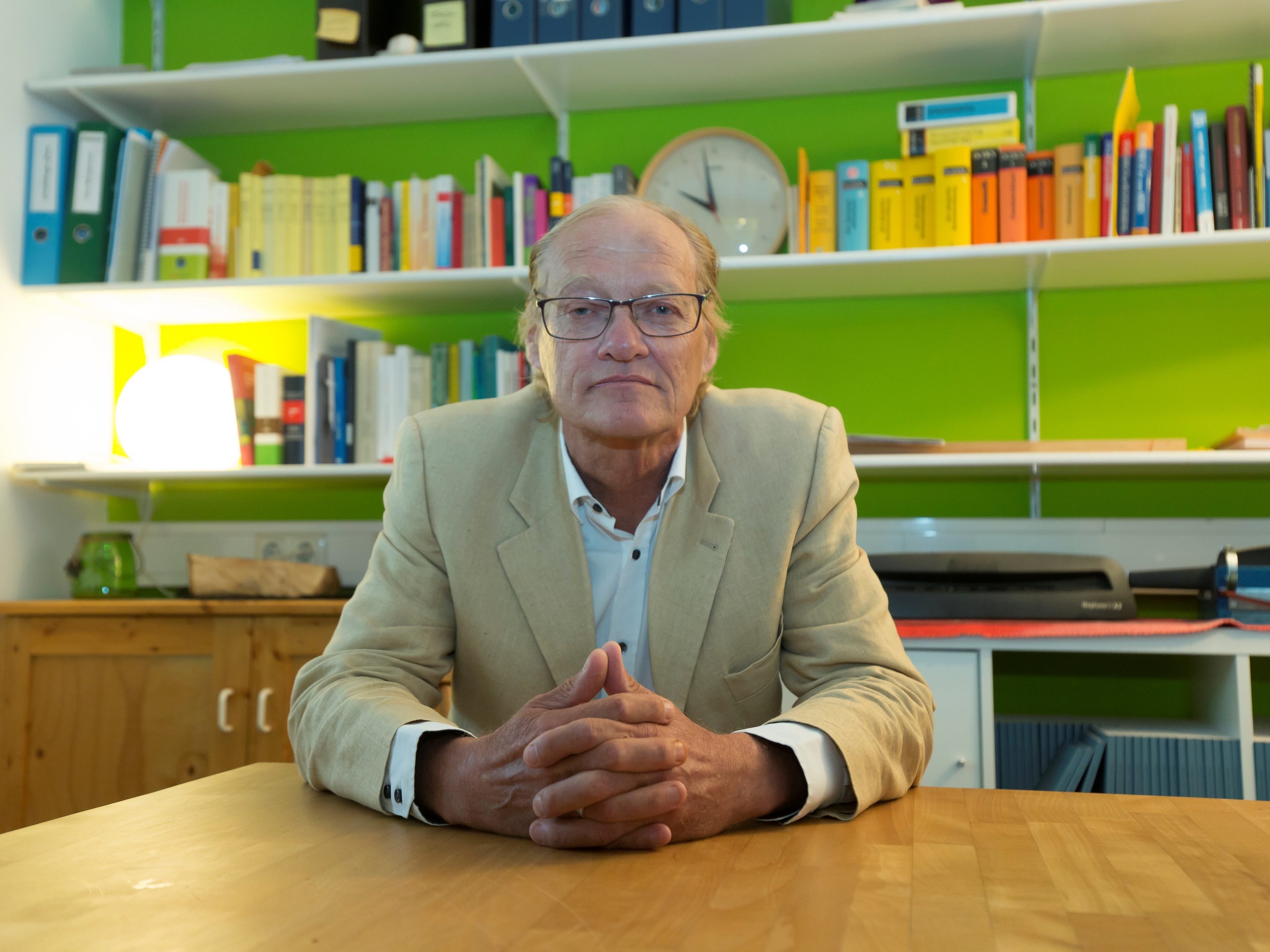 Michael Diettrich kritisiert Markus Wallner für das Ansetzen des Rotstifts.
