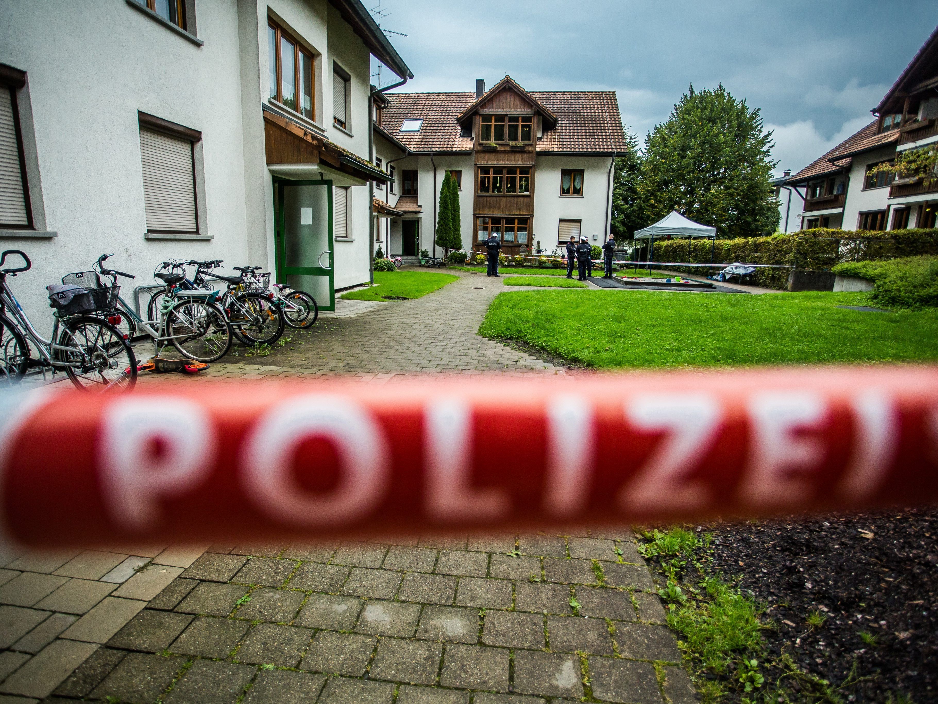Das Gericht entschied, dass die grausame Tat wohl auch dann geschehen wäre, wenn der Polizist sofort gehandelt hätte.