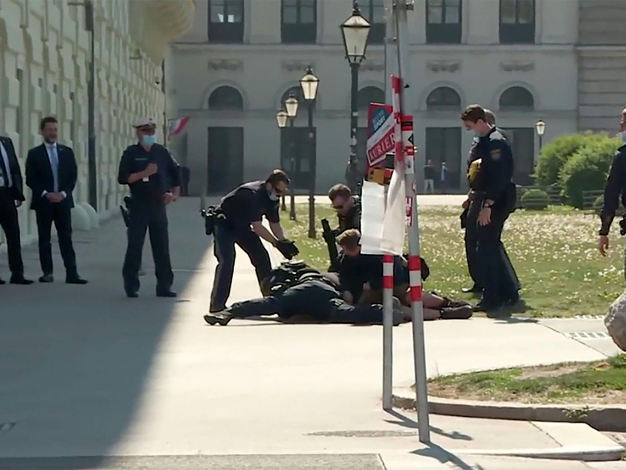 MANN MIT MACHETE AM WIENER BALLHAUSPLATZ FESTGENOMMEN