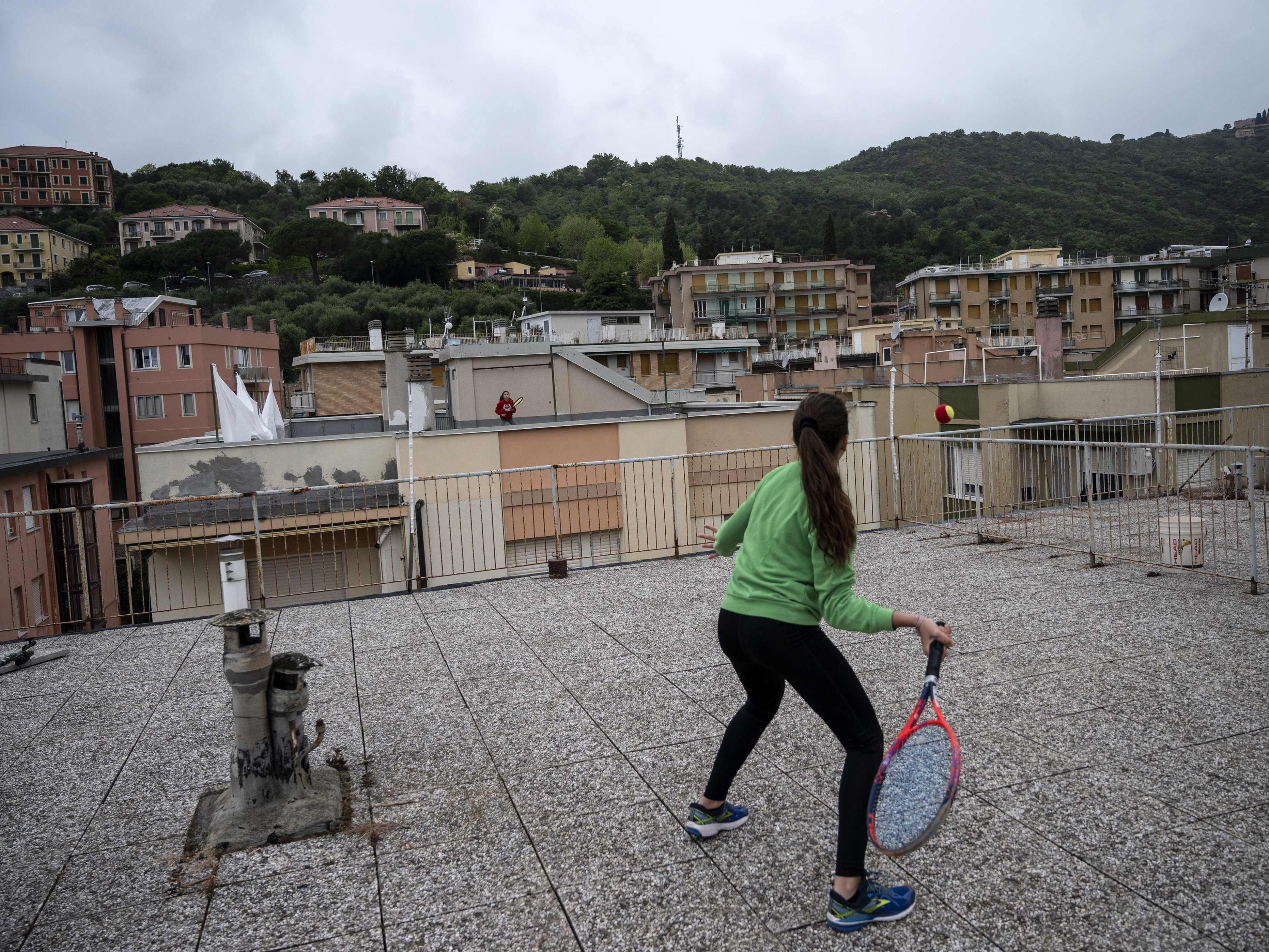 In Italien spiele zwei Mädchen über Dächer hinweg Tennis, um so die Gesetze nicht zu verletzen.