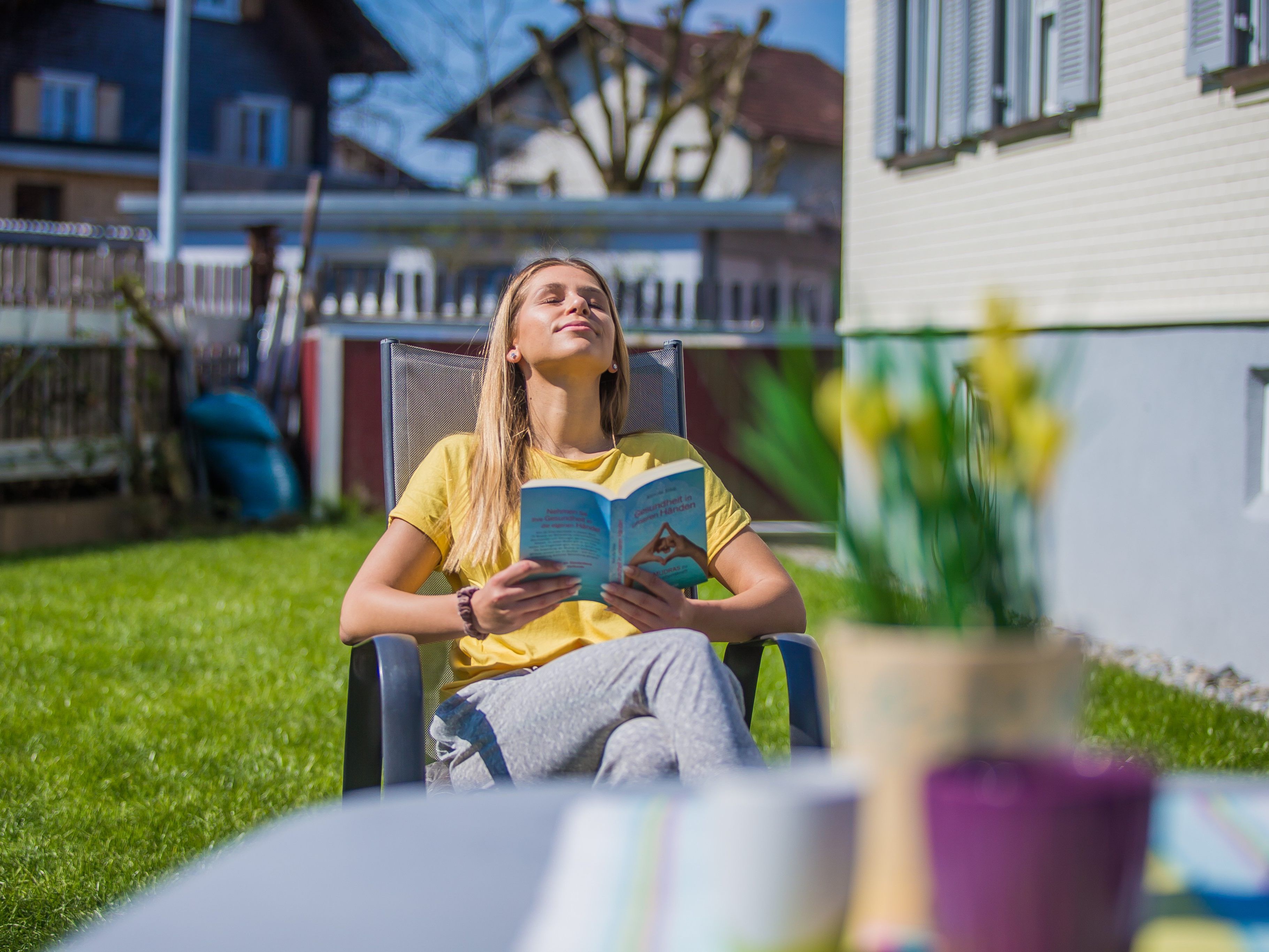 Maria aus Dornbirn genießt das Wetter im Garten.