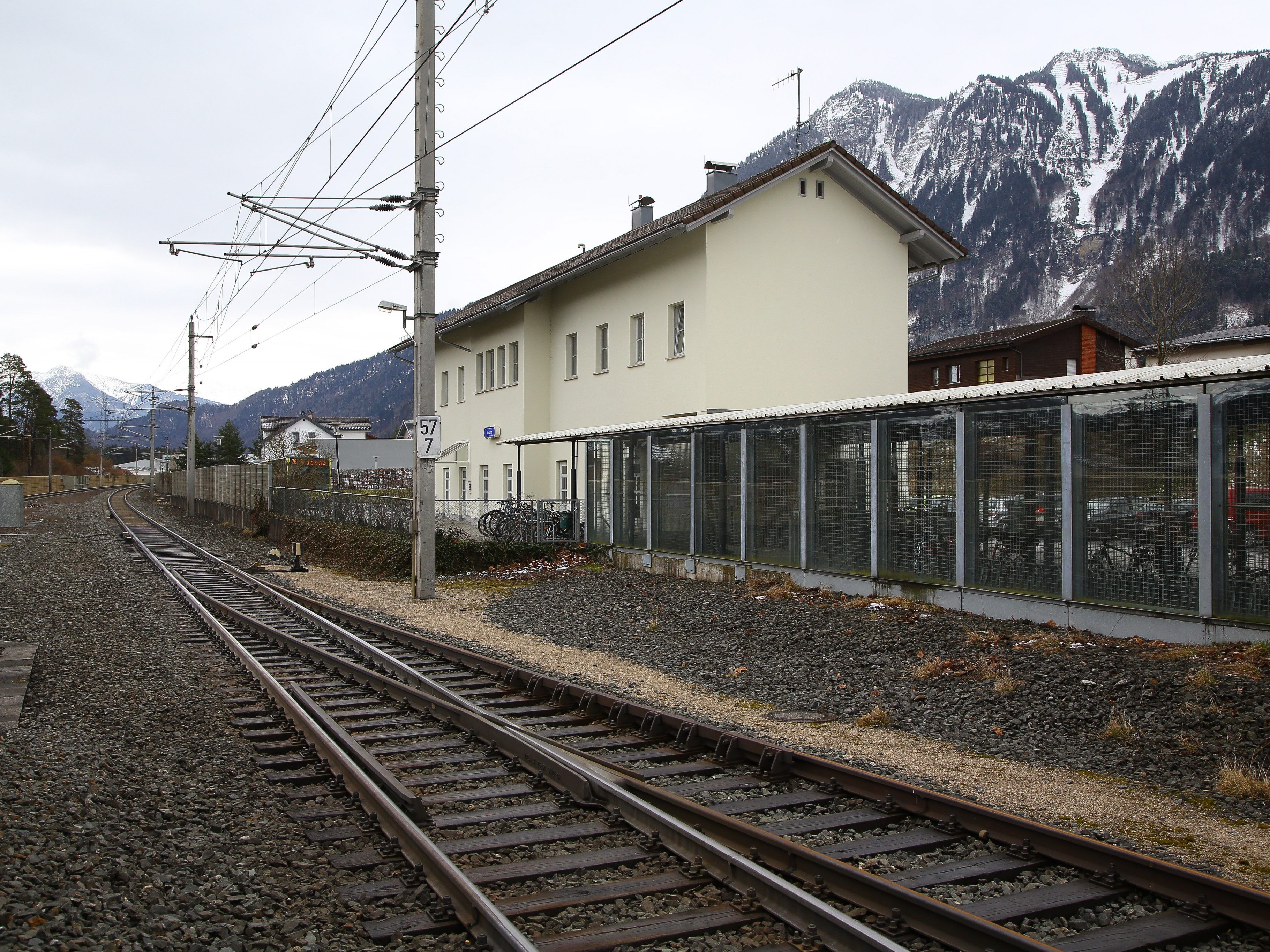 Drei Jugendliche beschädigten den Bahnhof Nenzing schwer.