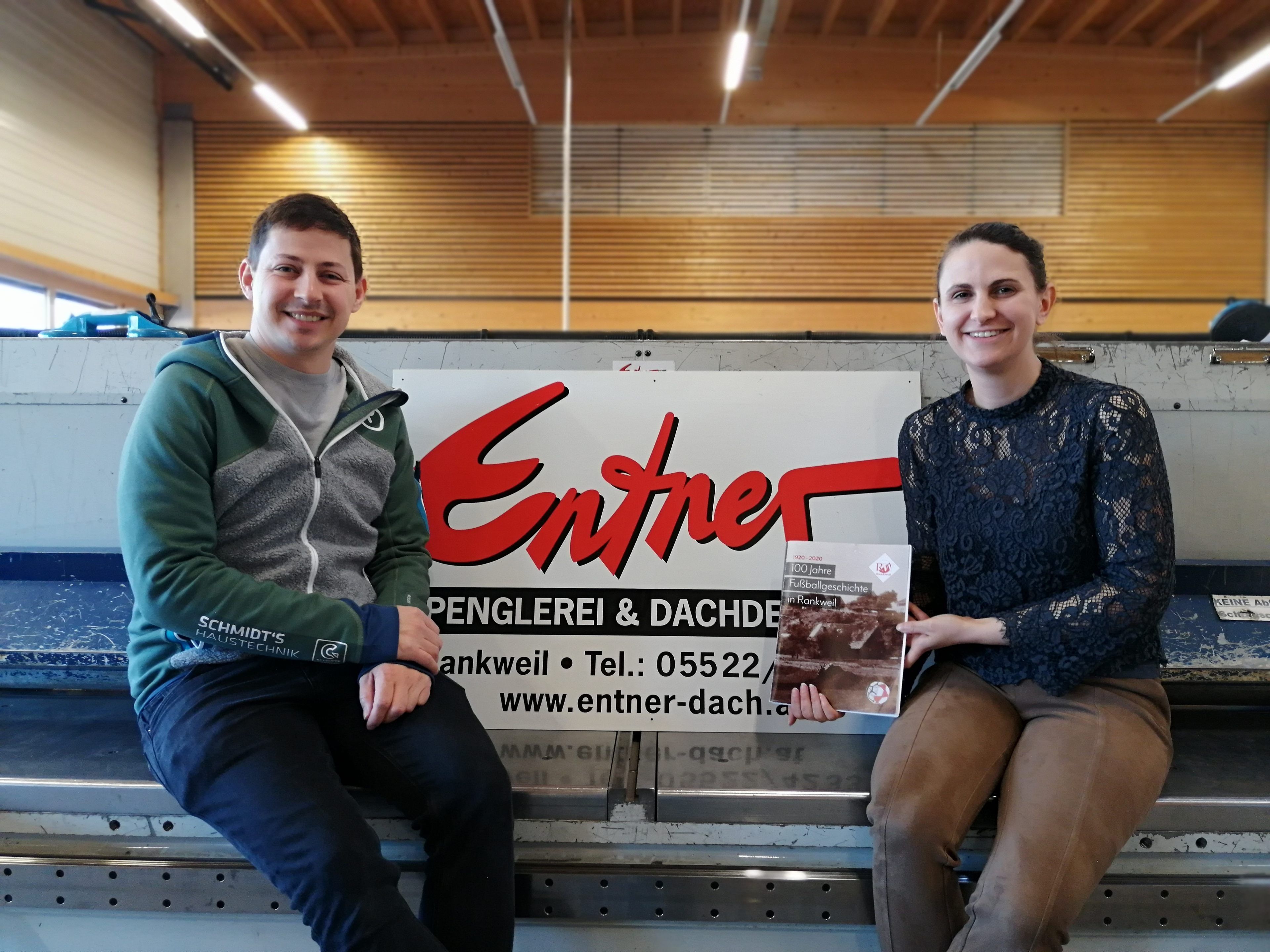 RW Rankweil Obmann Bernd Breuss und Jasmin Entner von Sponsor Entner Dach im Smalltalk über das Jubiläumsbuch