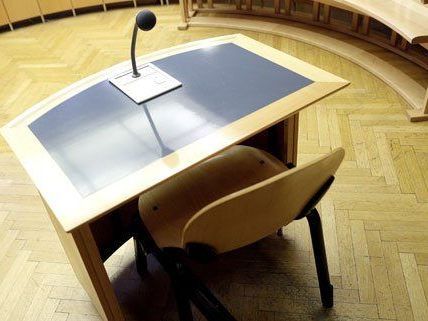 Zwei Angeklagte müssen sich vor Gericht verantworten.