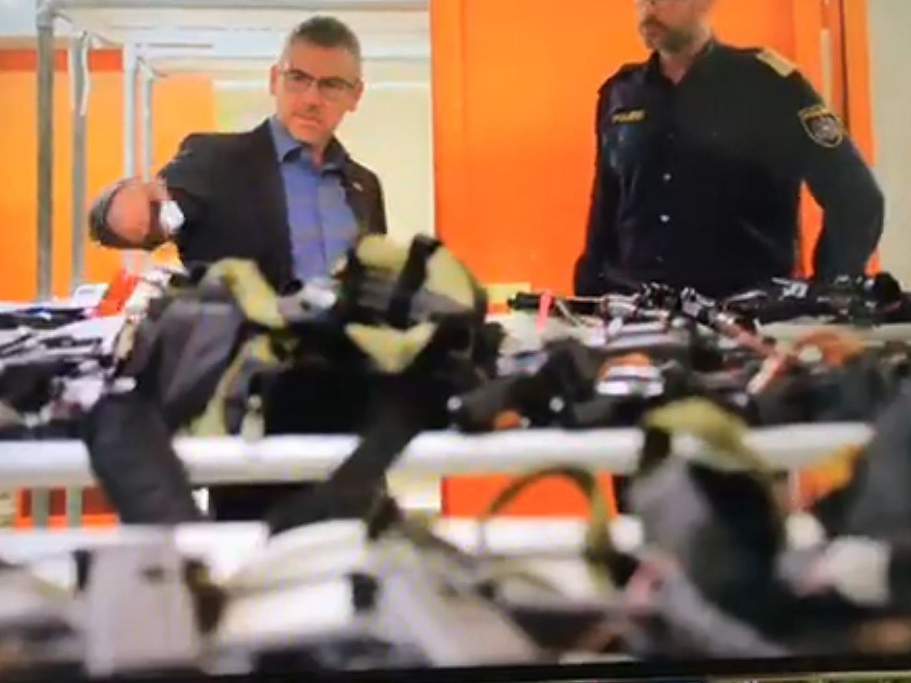 Die Polizei veröffentlichte Aufnahmen, die das Ausmaß des Fundes darstellen.
