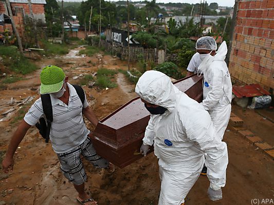 Ein Covid-19-Opfer wird in Manaus abgeholt