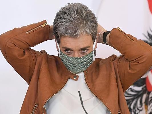 Nimmt Lunacek bald die Maske statt des Hutes?
