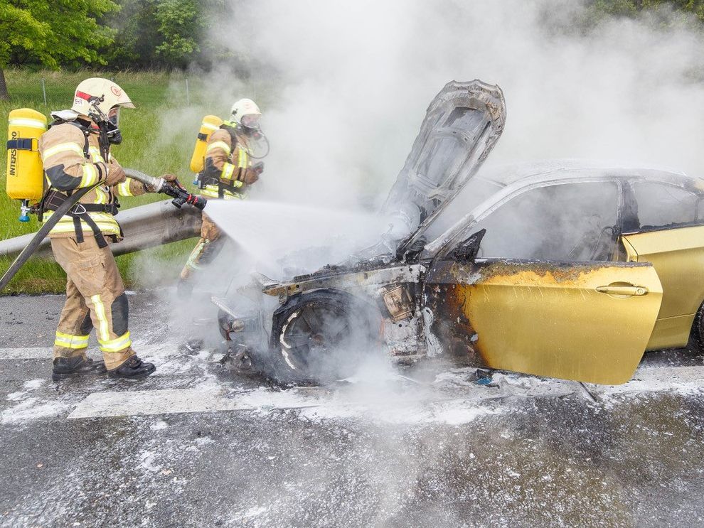 Das Feuer ist, den Bildern nach zu urteilen, im Motorraum des Wagens ausgebrochen.