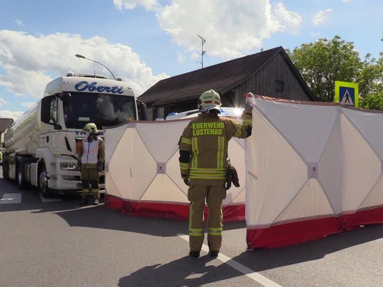 Nach einem tödlichen Unfall in Lustenau sucht die Polizei nach Zeugen.