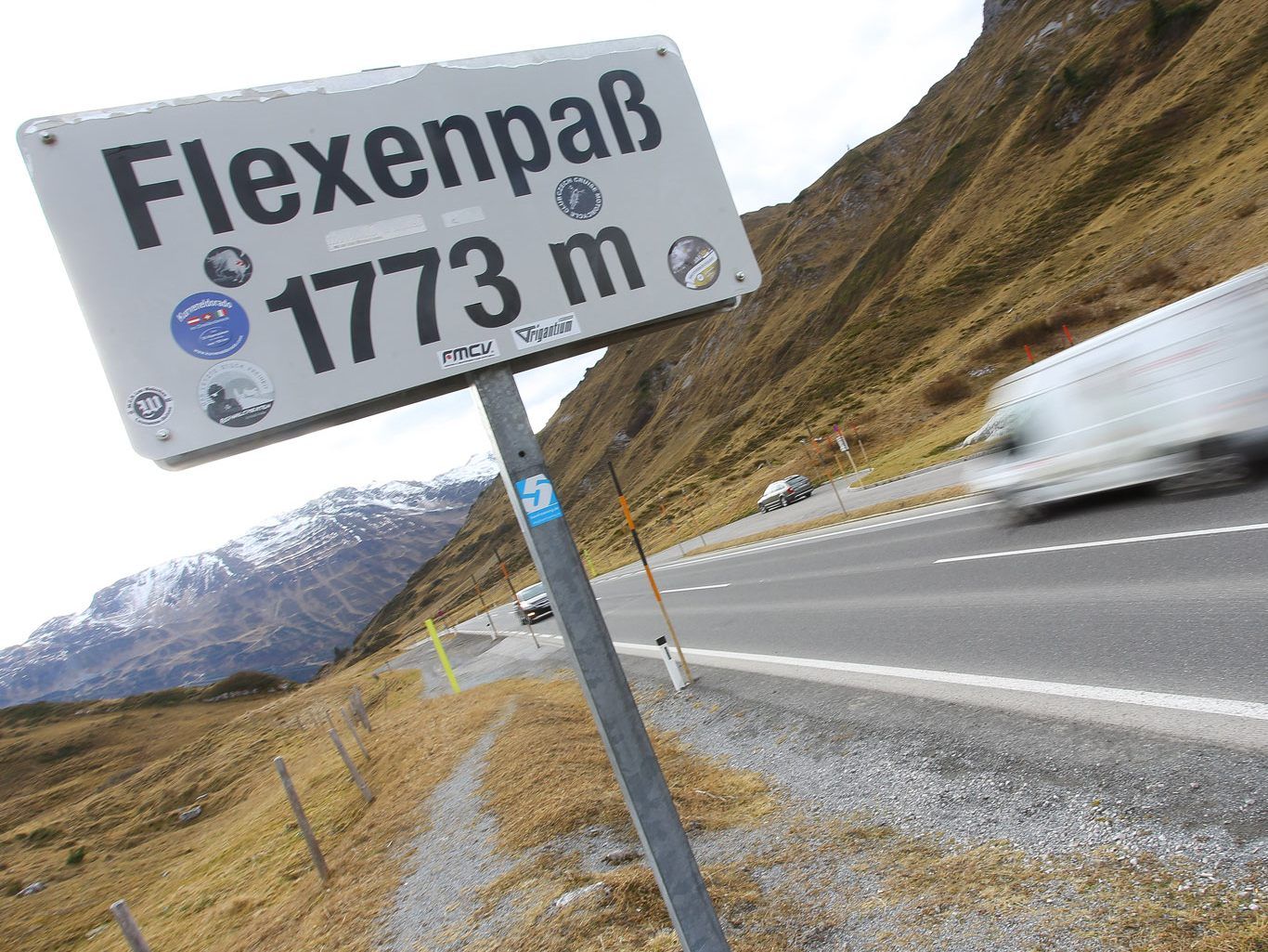 Vier Verletzte bei Überholmanöver im Flexentunnel.