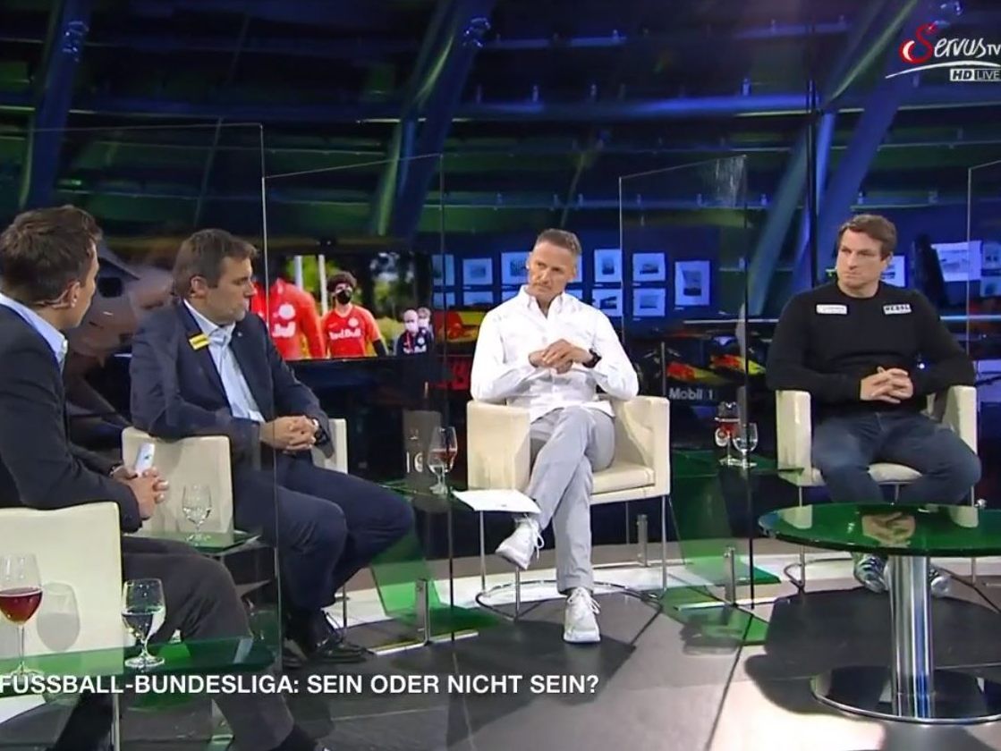 Im Hangar-7 mit unter Sicherheitsabstand und hinter Schutzscheiben über die Zukunft der Bundesliga diskutiert.