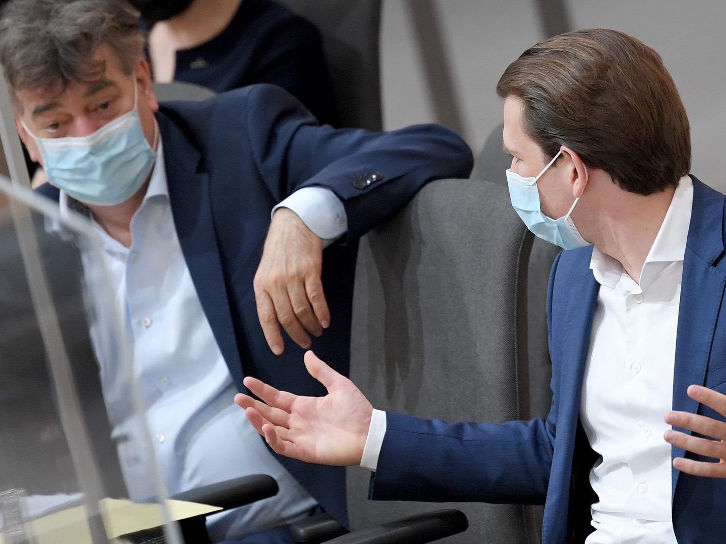 Vizekanzler Werner Kogler (l.) und Bundeskanzler Sebastian Kurz (r.) im Rahmen einer Sitzung des Nationalrates am 29. Mai.