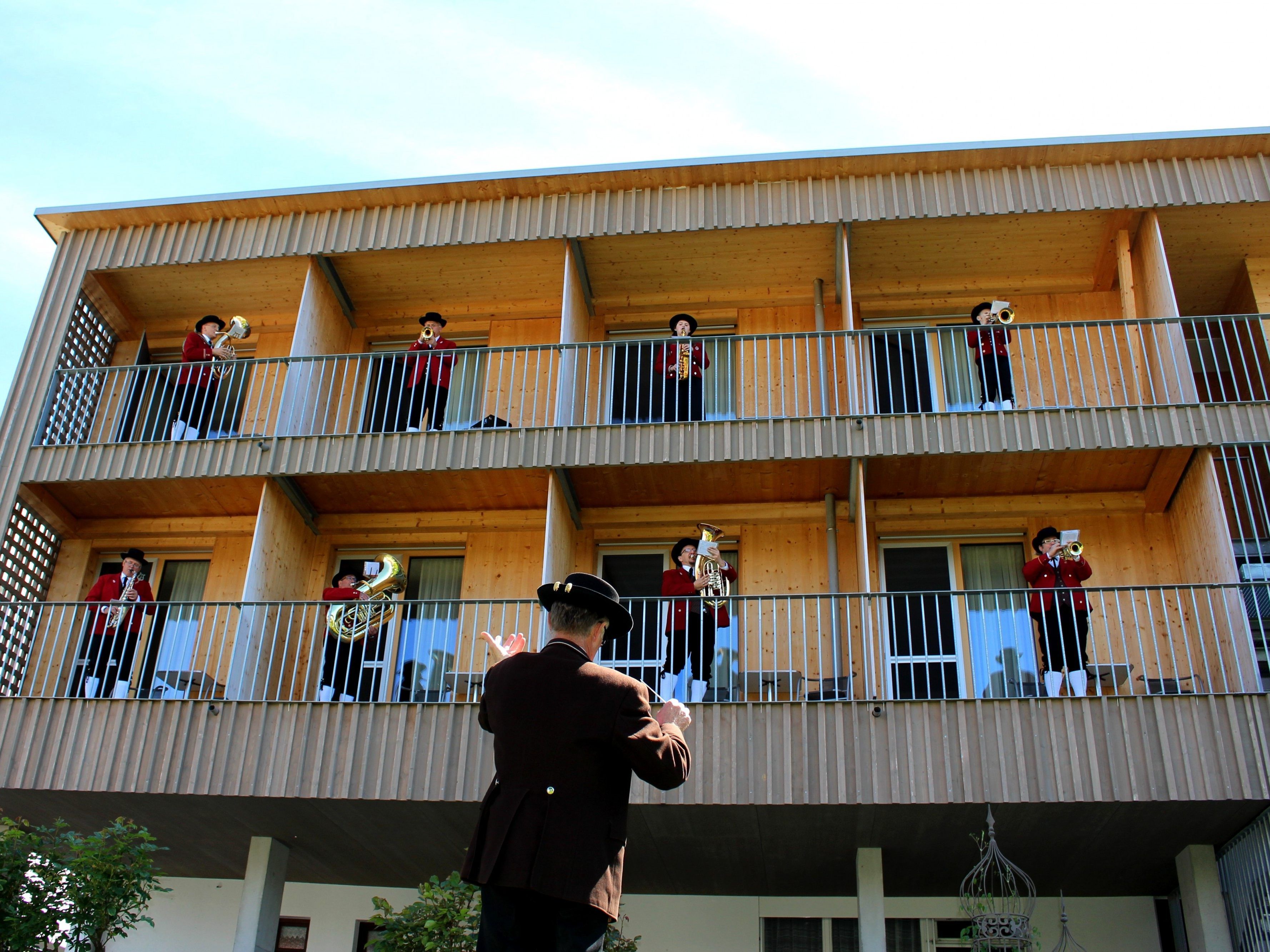 Trotz Covid19-Pandemie setzten auch die Lochauer Musikantinnen und Musikanten am „Tag der Blasmusik“ am Sonntag, dem 3. Mai, mit einem Balkon-Auftritt ein lautstarkes Zeichen.