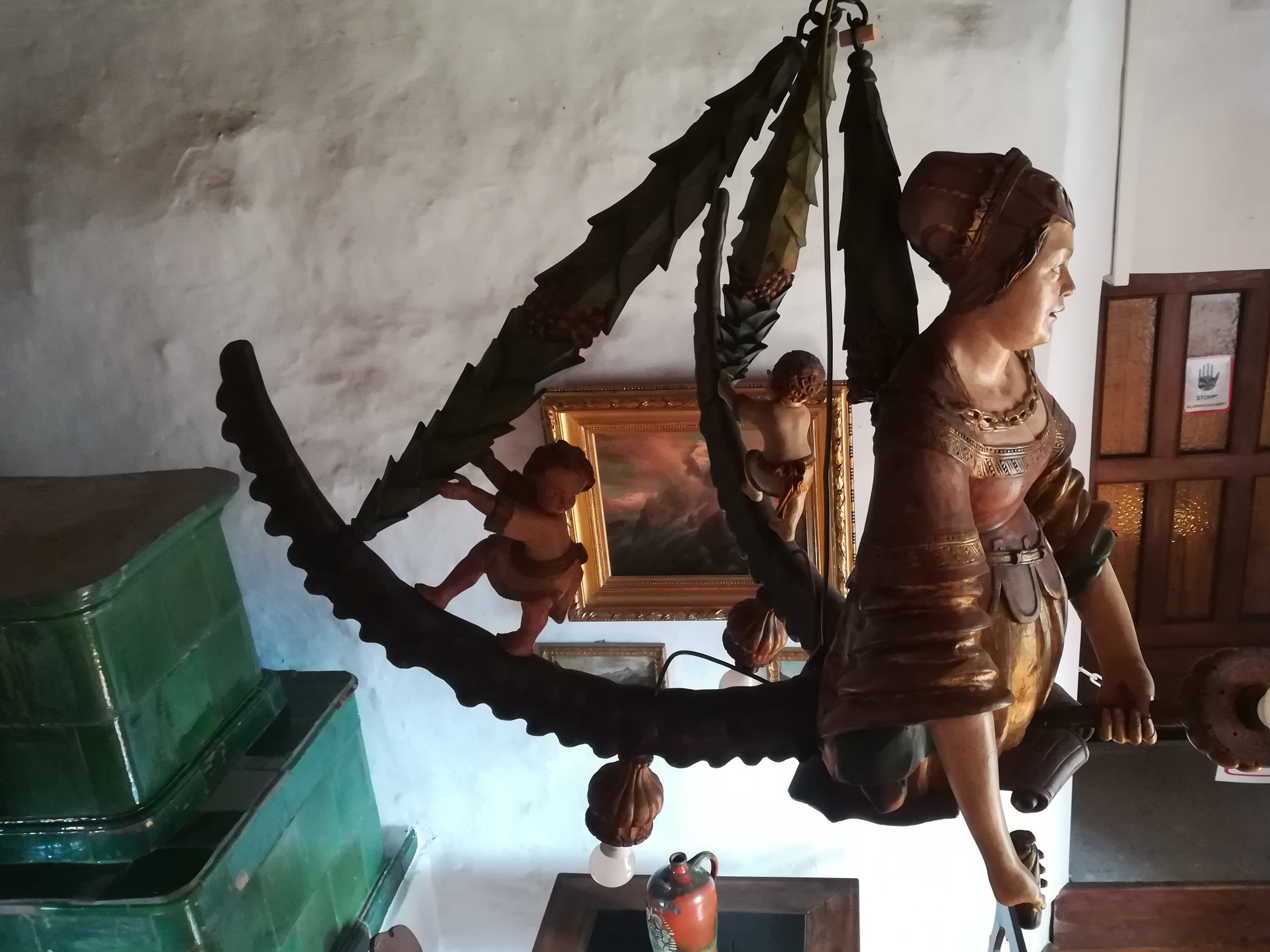 Das Lusterweibchen beleuchtet den Besuchern des Schattenburgmuseums auch heute noch den Weg.