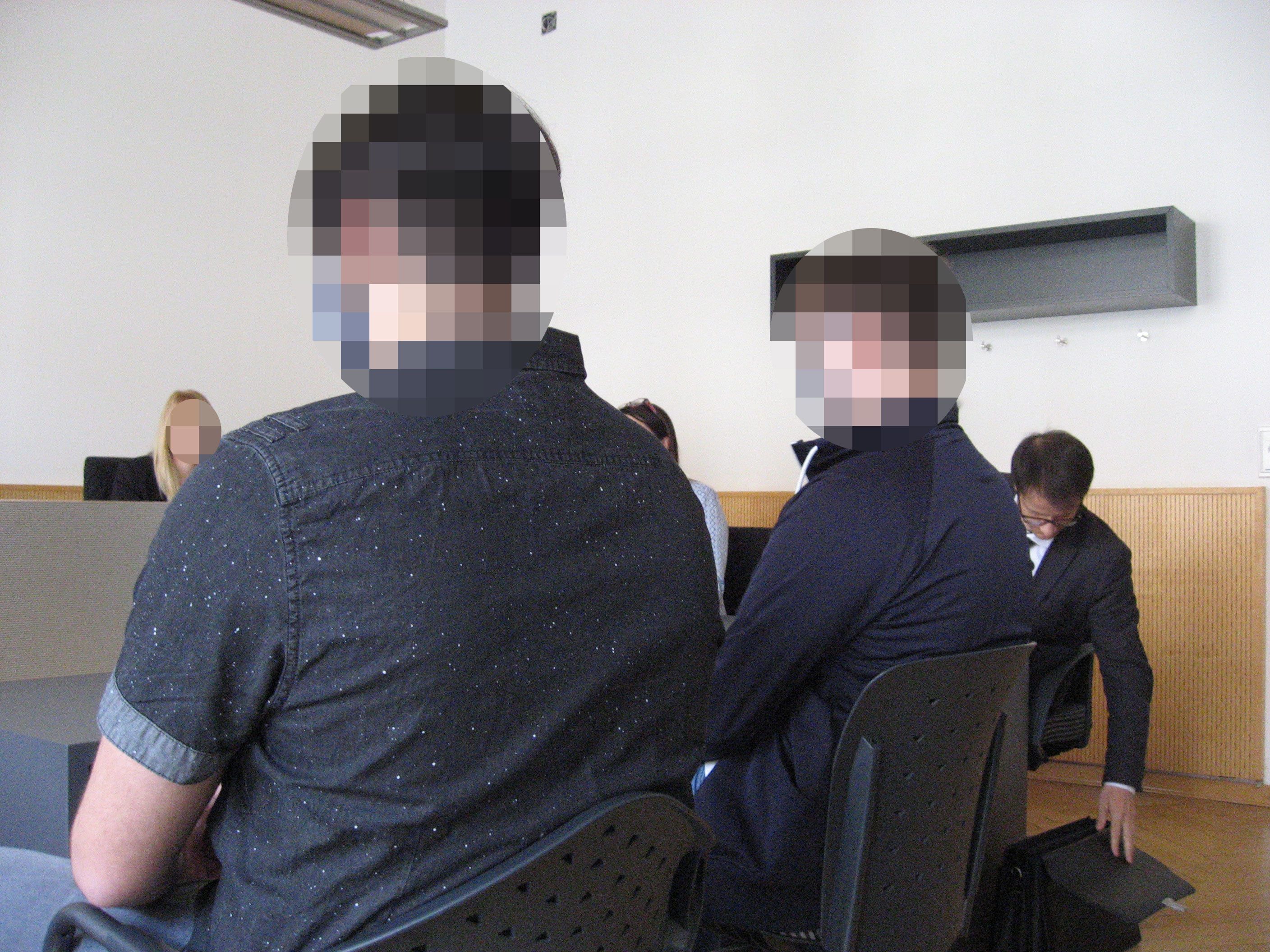 Die beiden Burschen standen wegen zahlreicher Bombendrohungen vor Gericht.